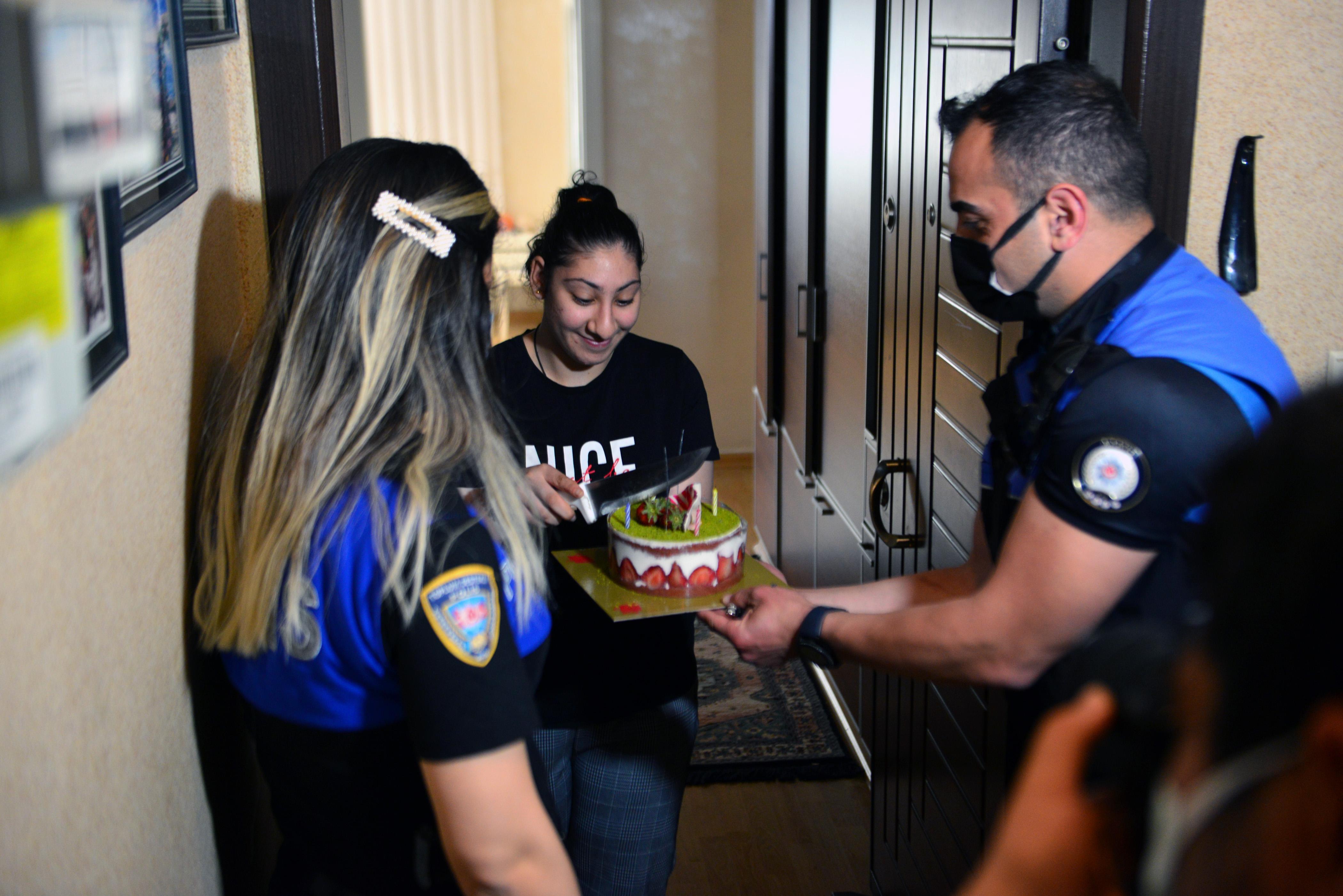 Polisten, sokağa çıkamayan genç kıza doğum günü sürprizi