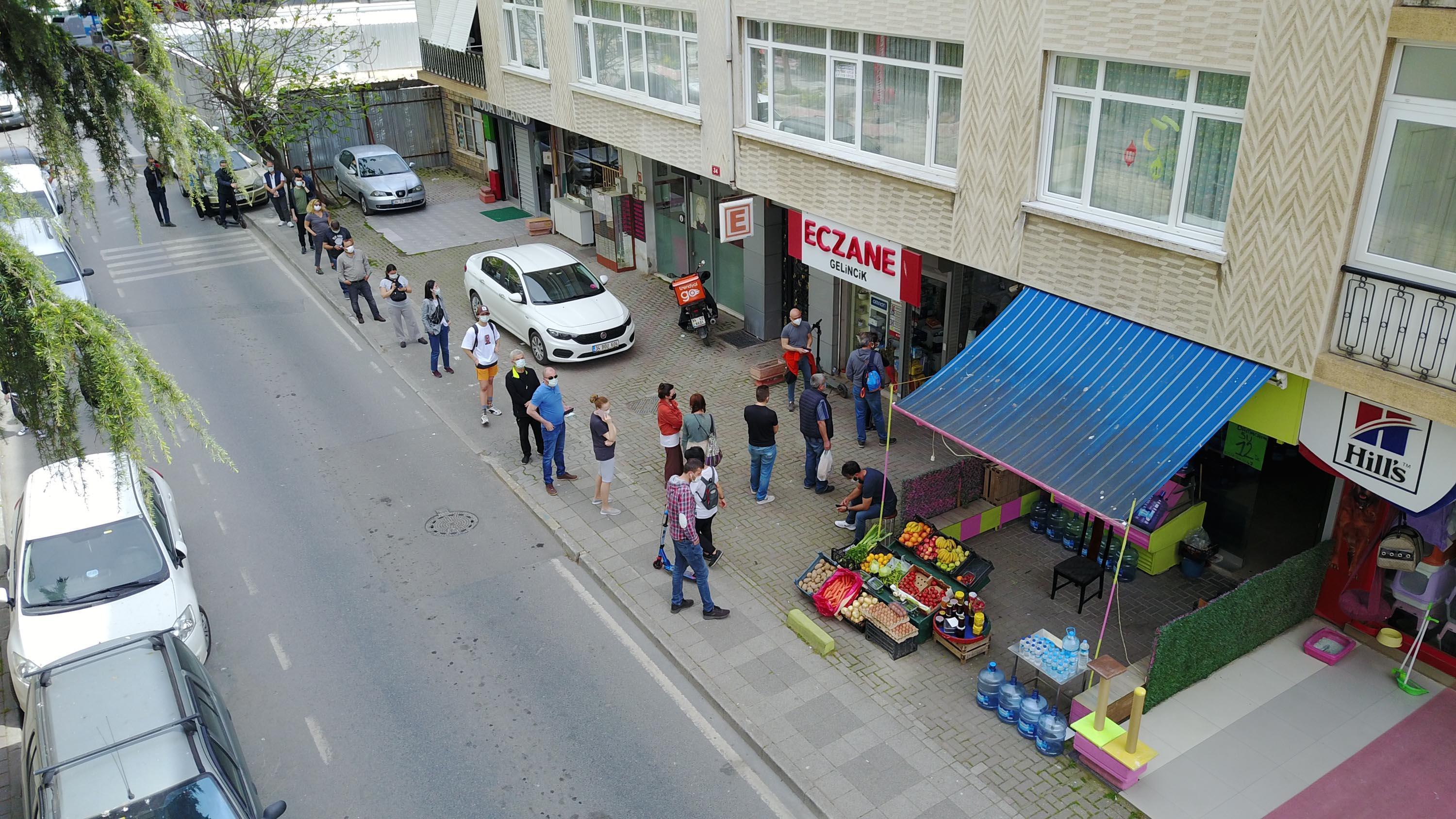 İstanbulda nöbetçi eczanelerin önünde kuyruk