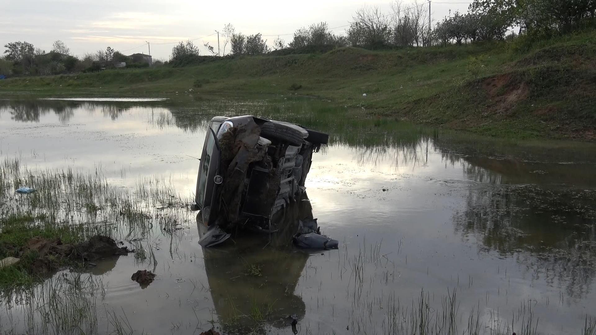 Başakşehirde hafif ticari araç gölete uçtu: 2 hafif yaralı