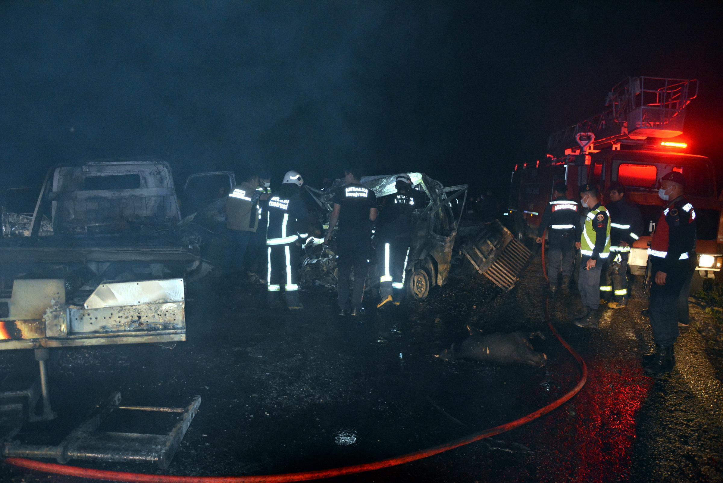 Çekiciyle kamyonet çarpıştı, araçta sıkışan 2 kişi yanarak öldü