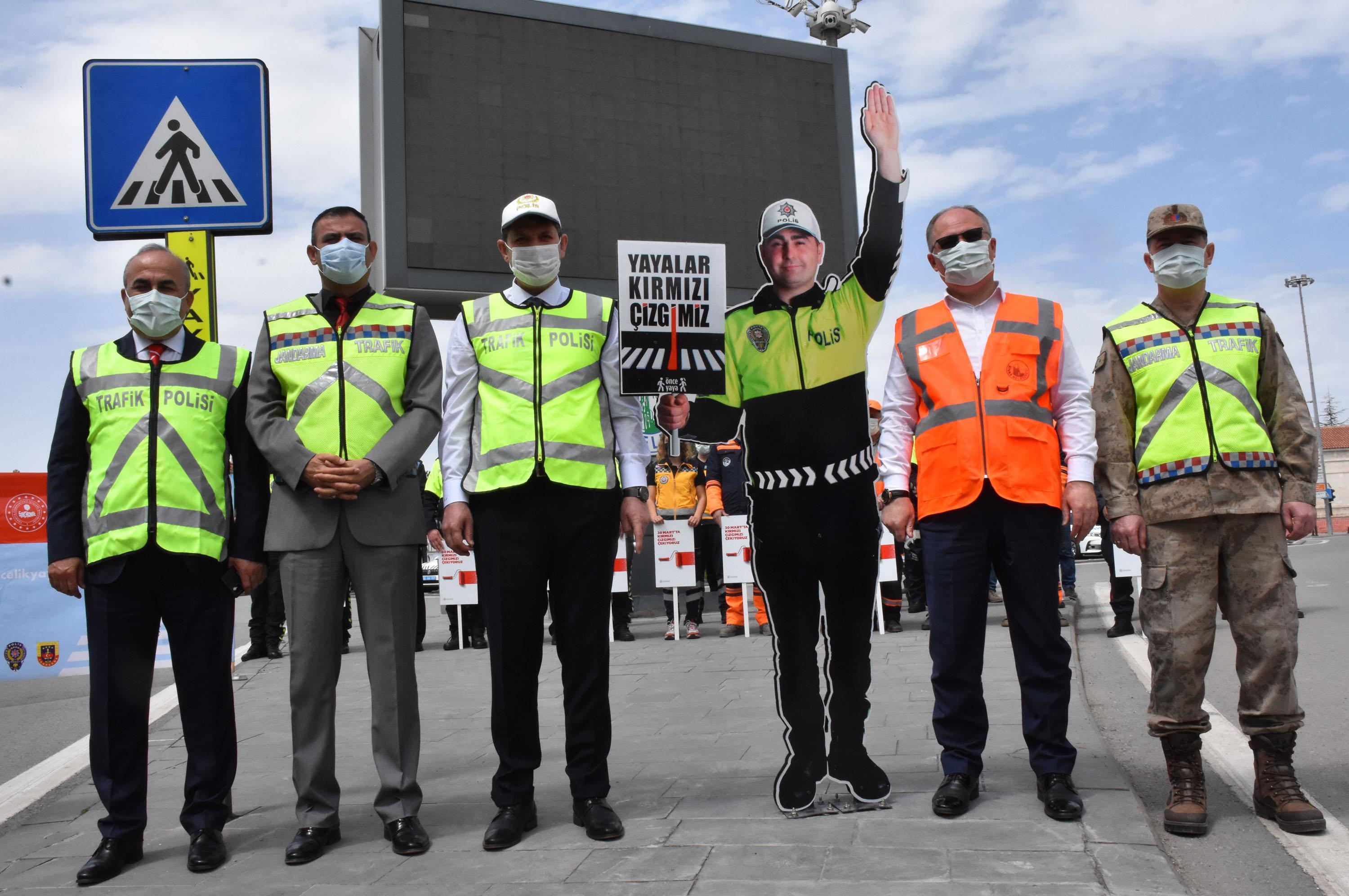 Sivasta yaya geçitlerinde maket polis uygulaması