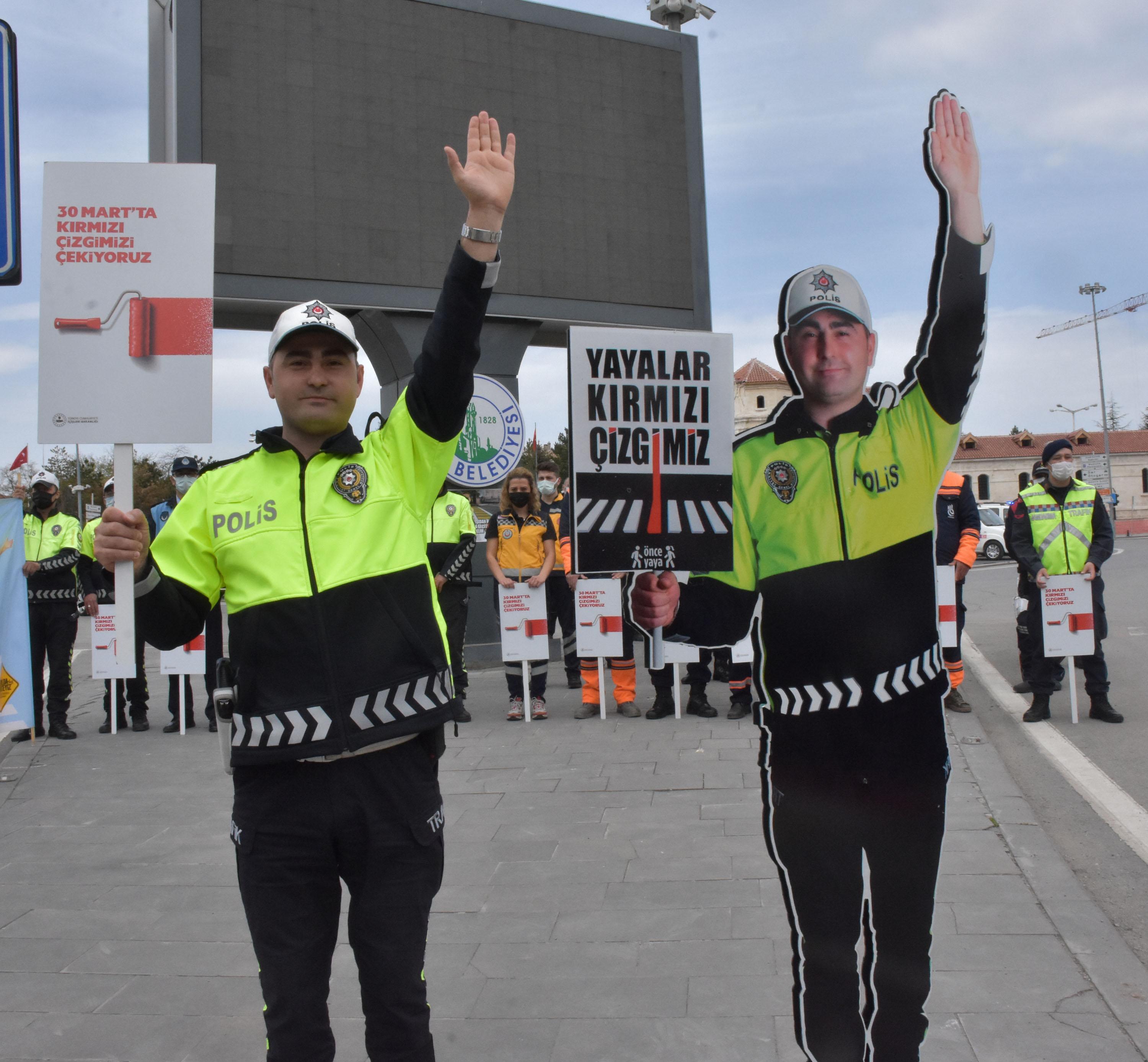Sivasta yaya geçitlerinde maket polis uygulaması