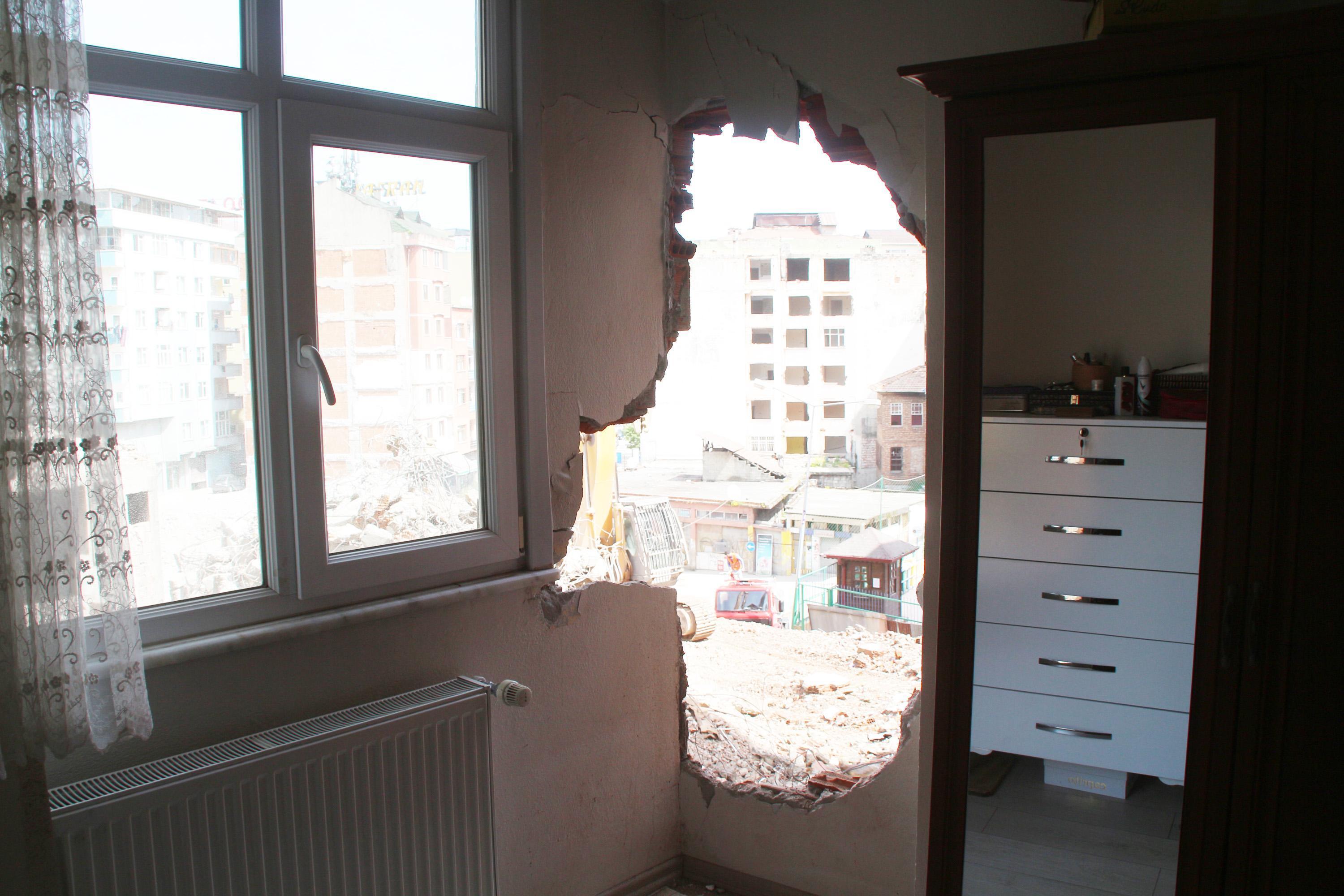 Yıkım sırasında bitişikteki evin duvarı delindi, yatak odası molozla doldu