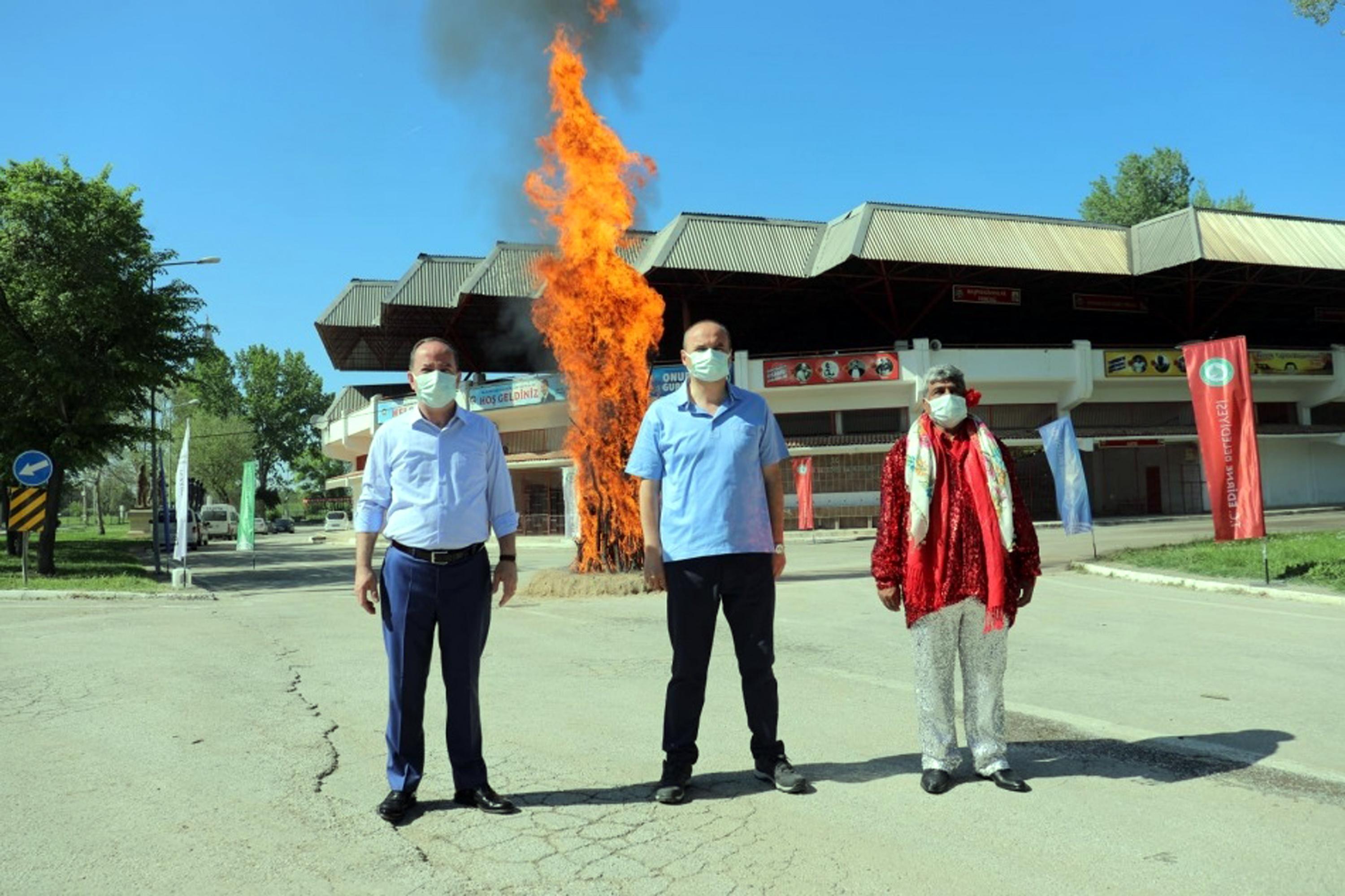 Edirne’de, Kakava ateşi bu yıl da sembolik yakıldı