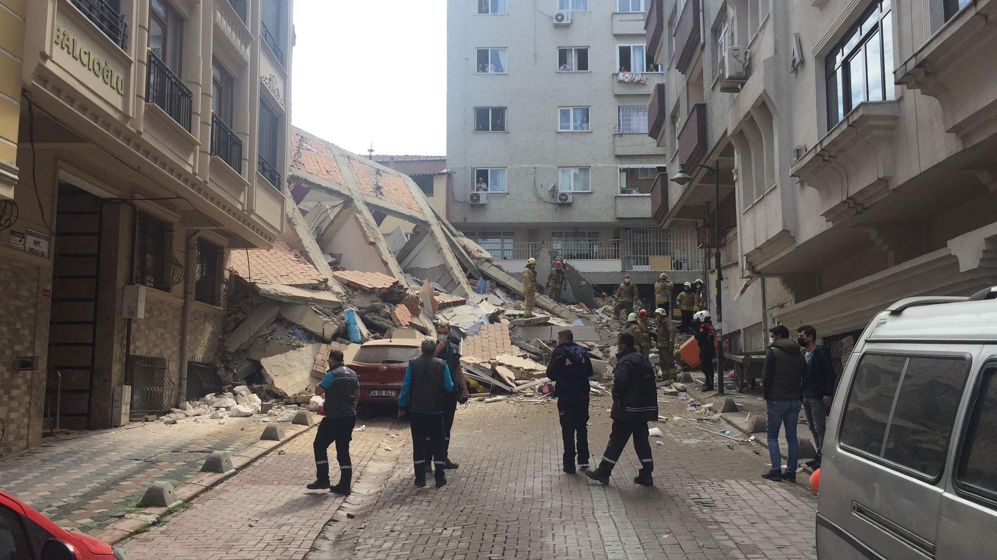 Zeytinburnunda çöken Hilal Apartmanının çevresindeki 4 bina boşaltıldı