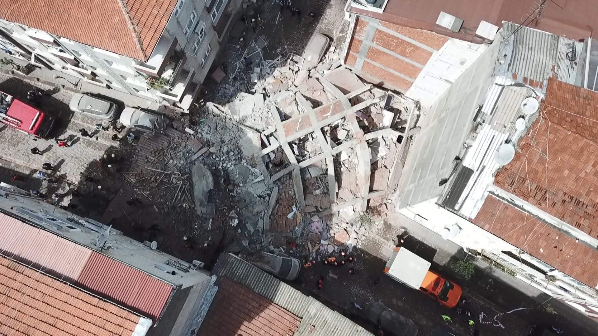Zeytinburnunda çöken Hilal Apartmanının çevresindeki 4 bina boşaltıldı