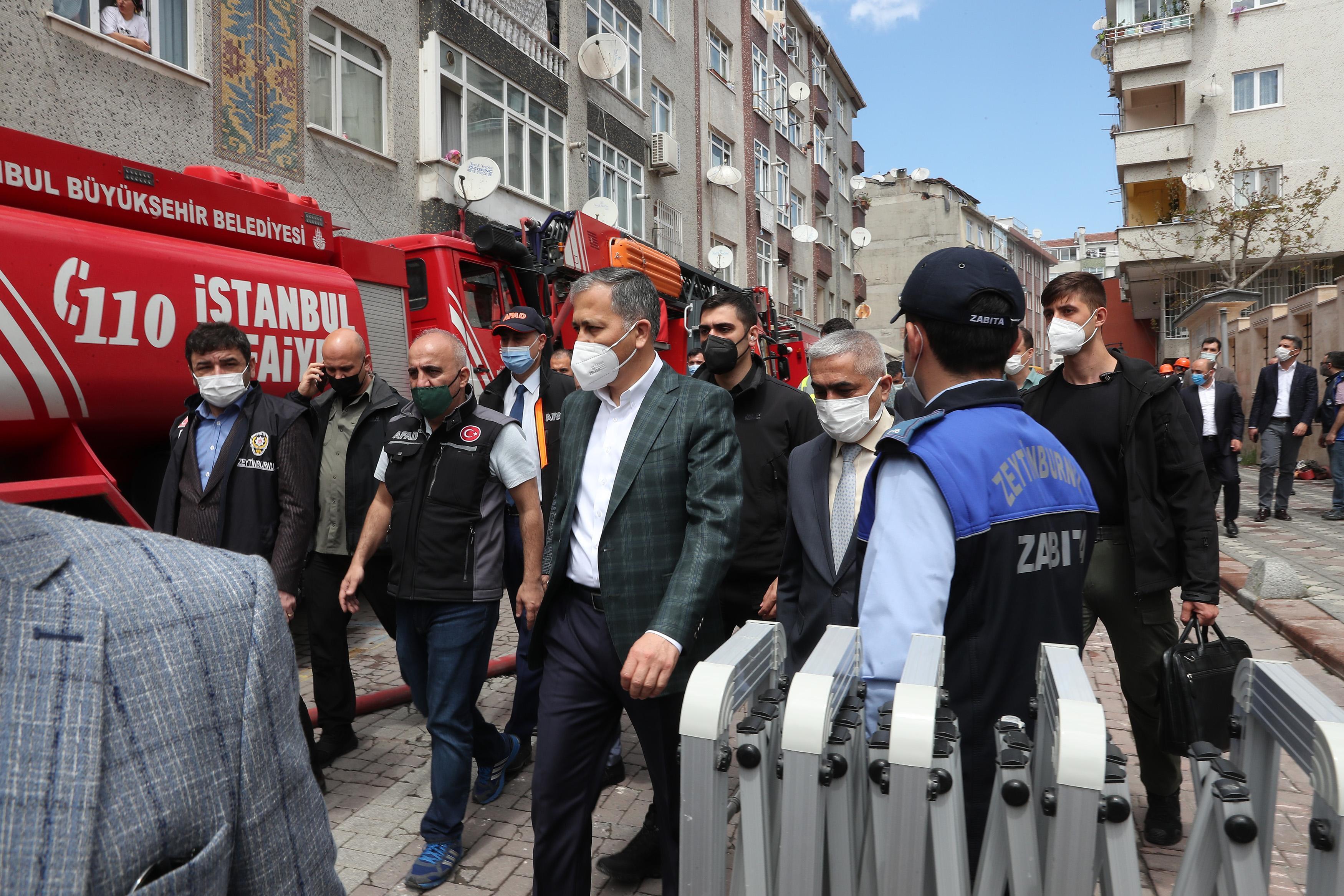 Zeytinburnunda çöken Hilal Apartmanının çevresindeki 4 bina boşaltıldı