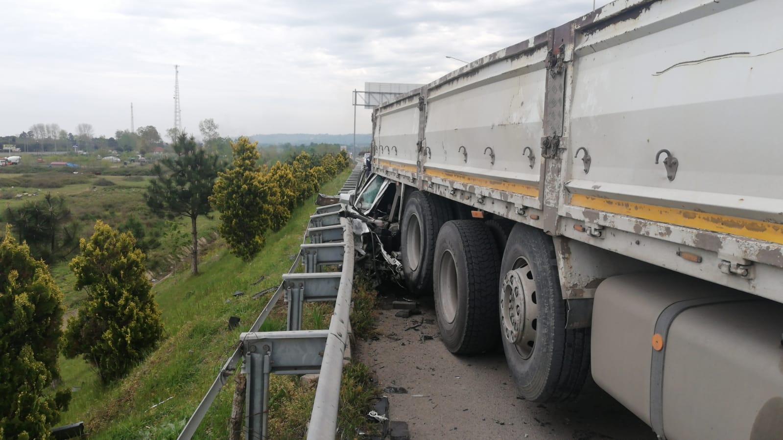 Yeni aldığı otomobille TIRa çarpan sürücü, hayatını kaybetti