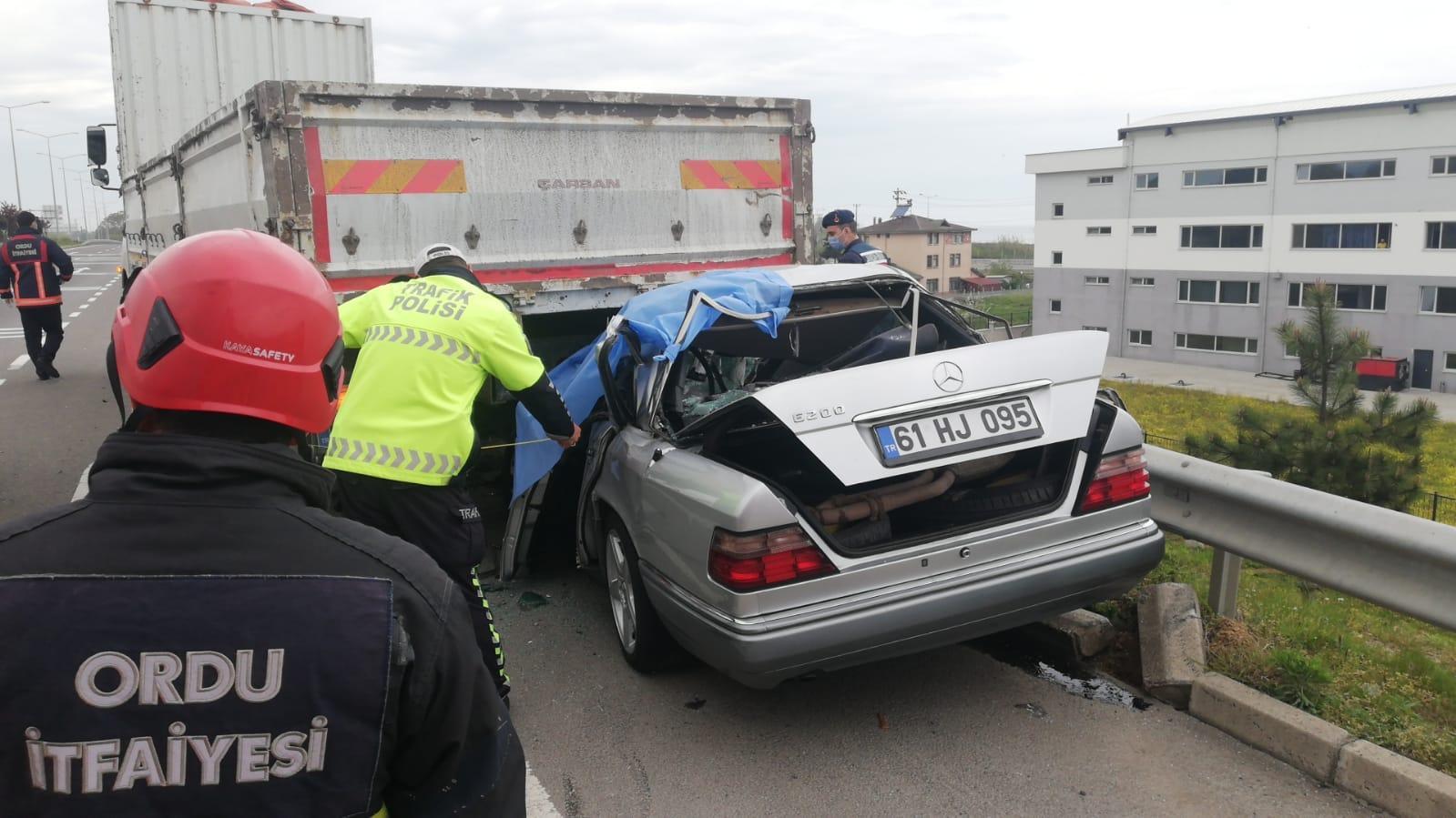 Yeni aldığı otomobille TIRa çarpan sürücü, hayatını kaybetti