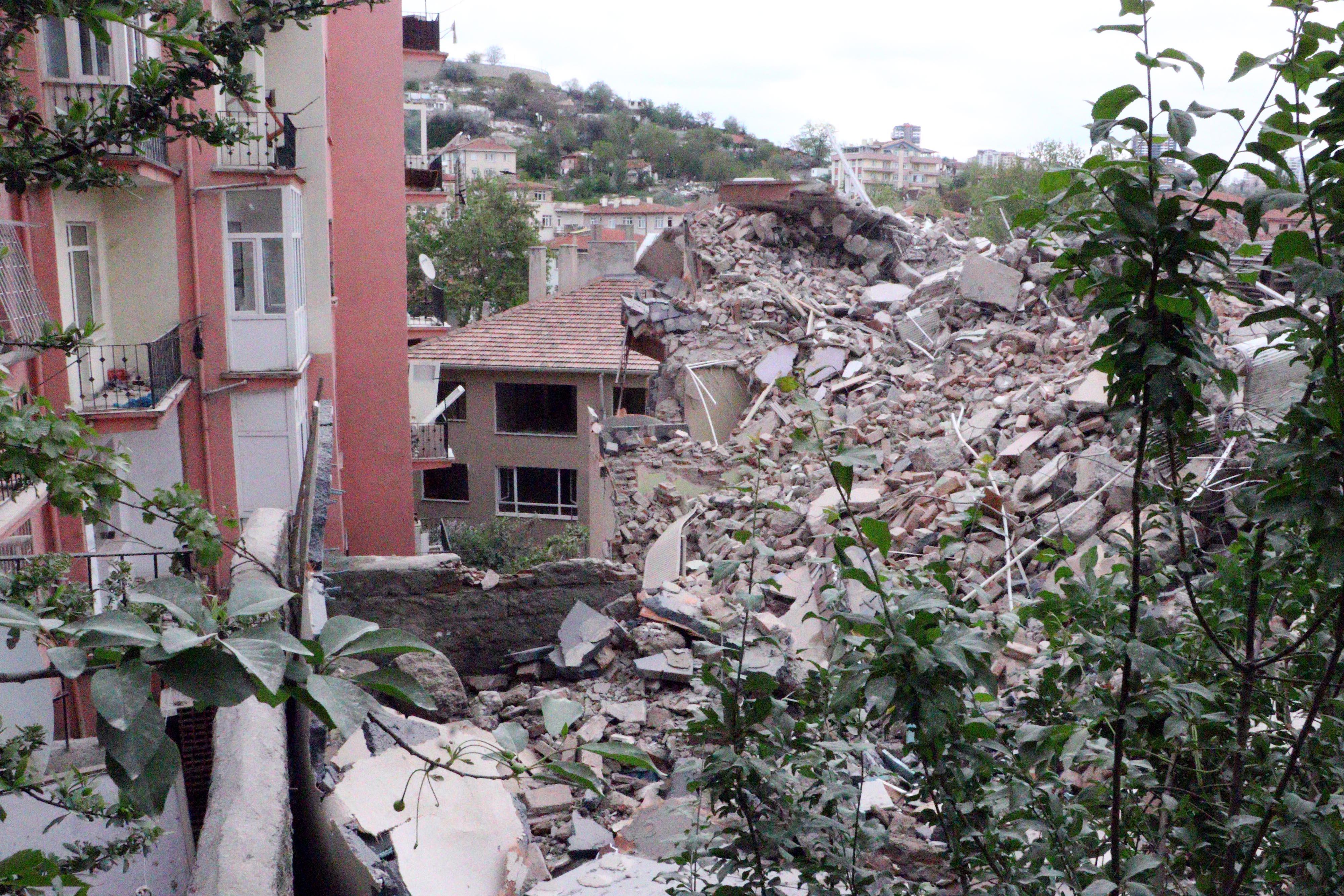 Ankarada 900 kişinin evsiz kaldığı mahallede 7 bina daha yıkıldı