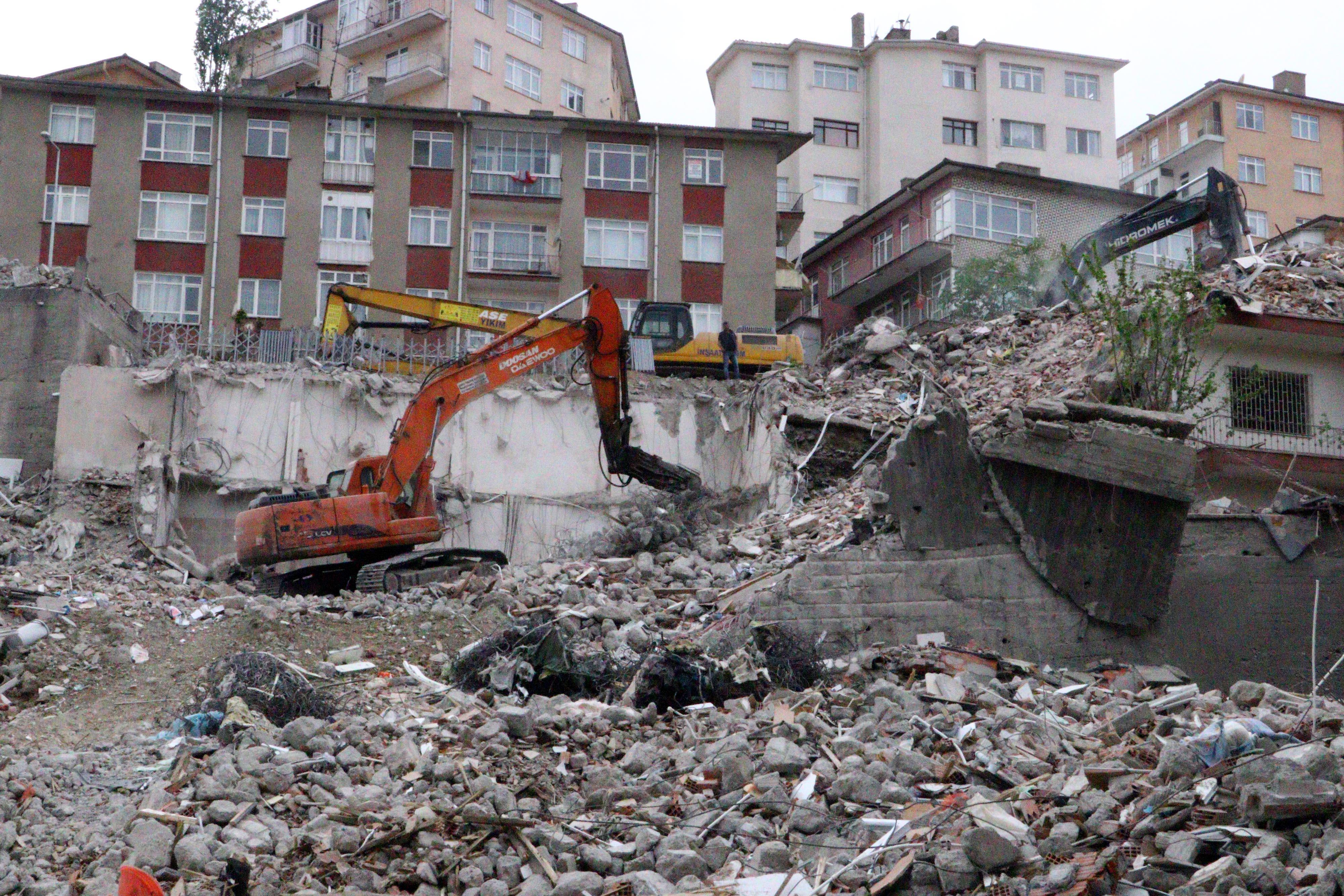 Ankarada 900 kişinin evsiz kaldığı mahallede 7 bina daha yıkıldı