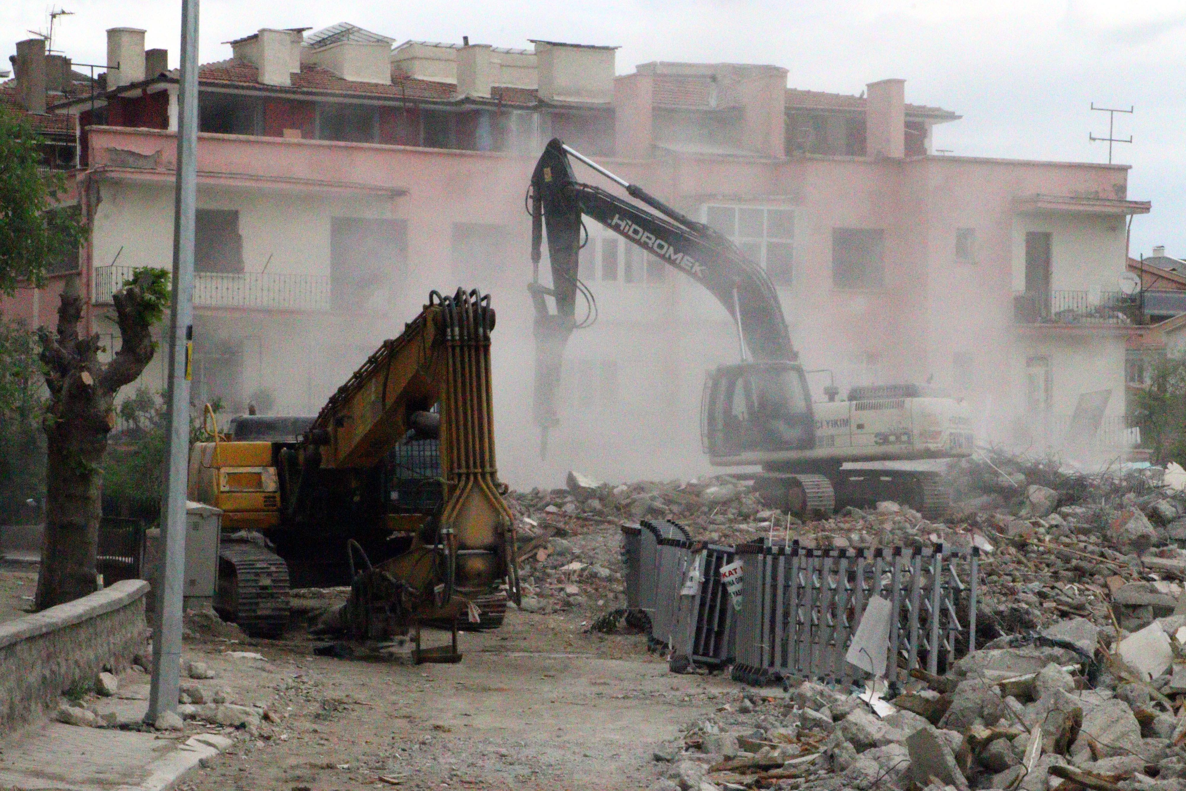 Ankarada 900 kişinin evsiz kaldığı mahallede 7 bina daha yıkıldı