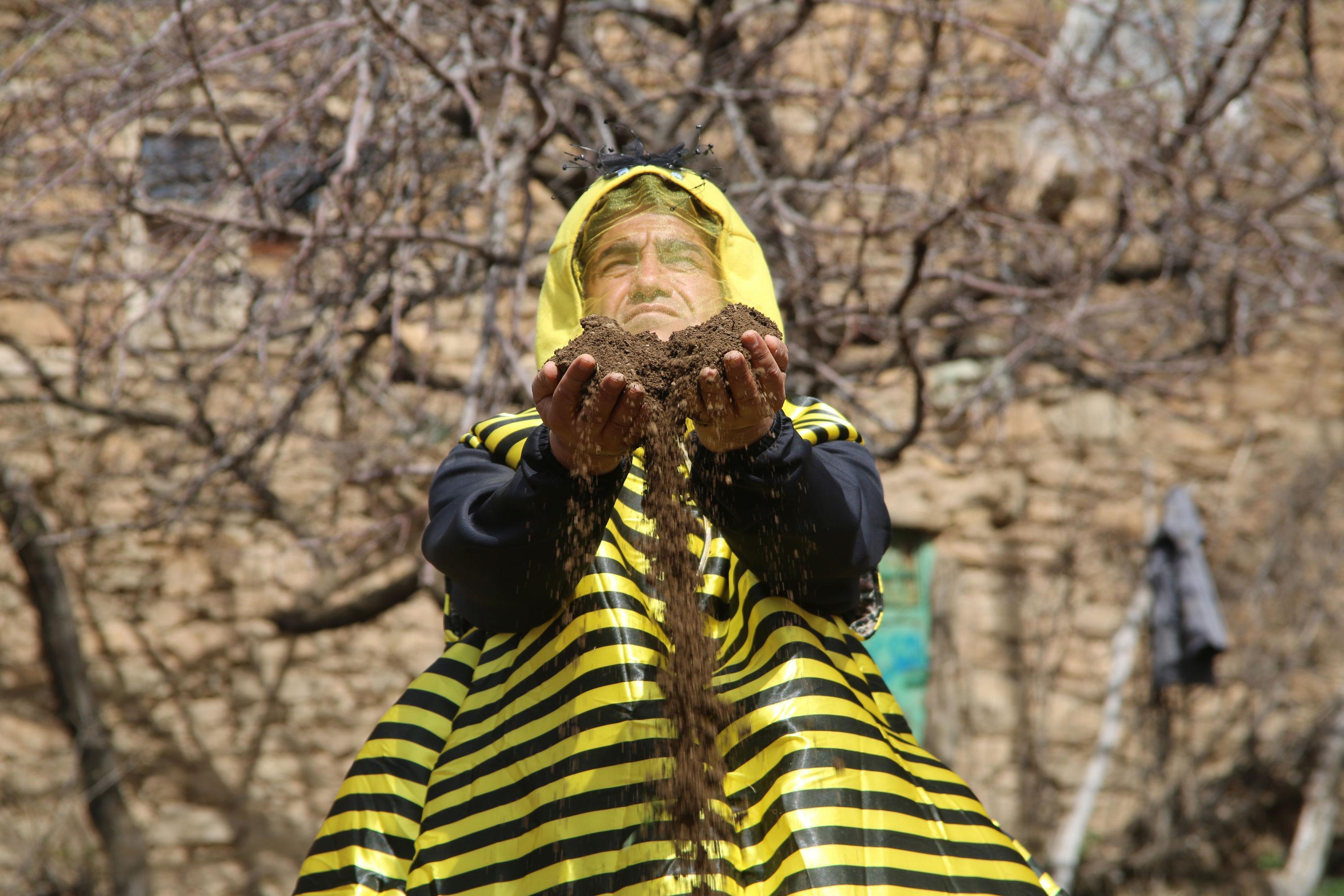 Türkücü Aydın Aydın, arı ölümlerine dikkat çekmek için arı kostümü giydi