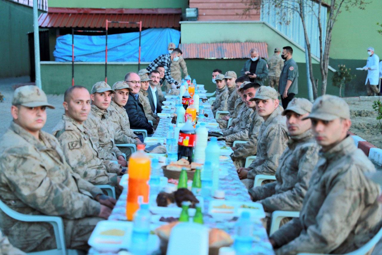 Cumhurbaşkanı Erdoğandan iftar yapan askerlere sürpriz telefon