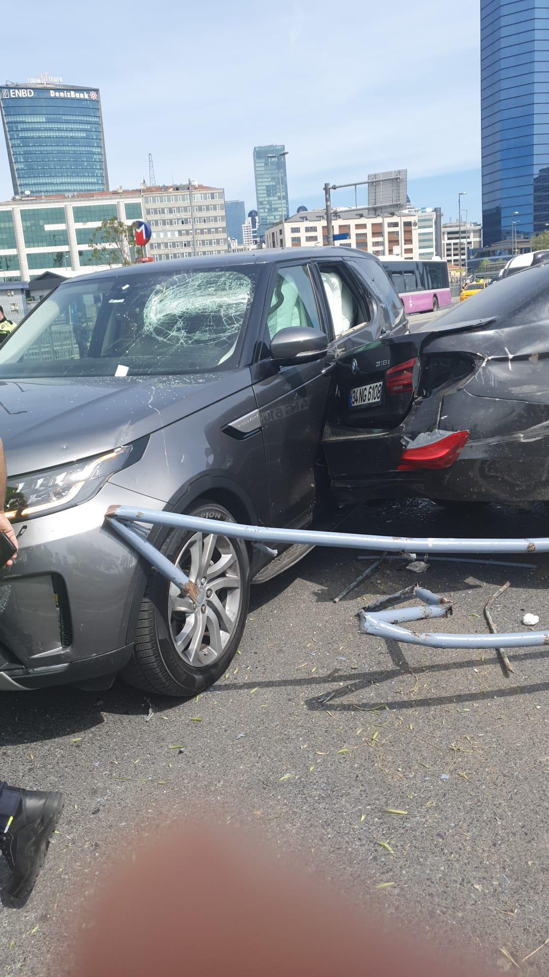 Beşiktaşta makas iddiası: 4 yaralı 11 araç hasar gördü