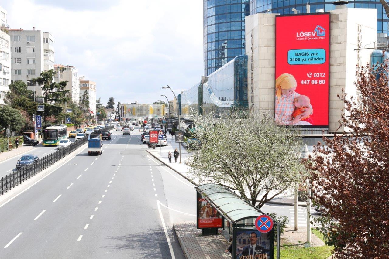 LÖSEV’den Anneler Günü’nde mutluluğun resmi