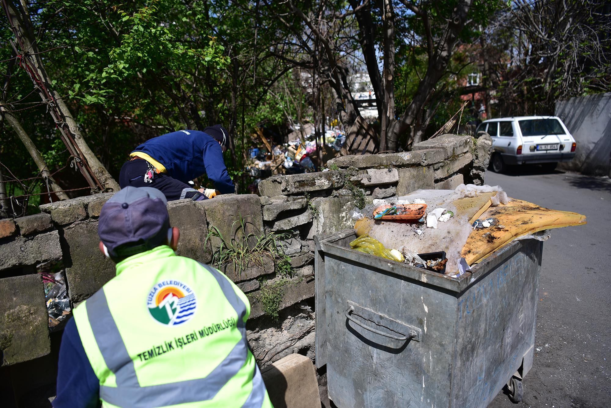 Bahçesinde 16 ton çöp biriktiren vatandaş, çöplerin toplanmasını gözleri dolarak izledi