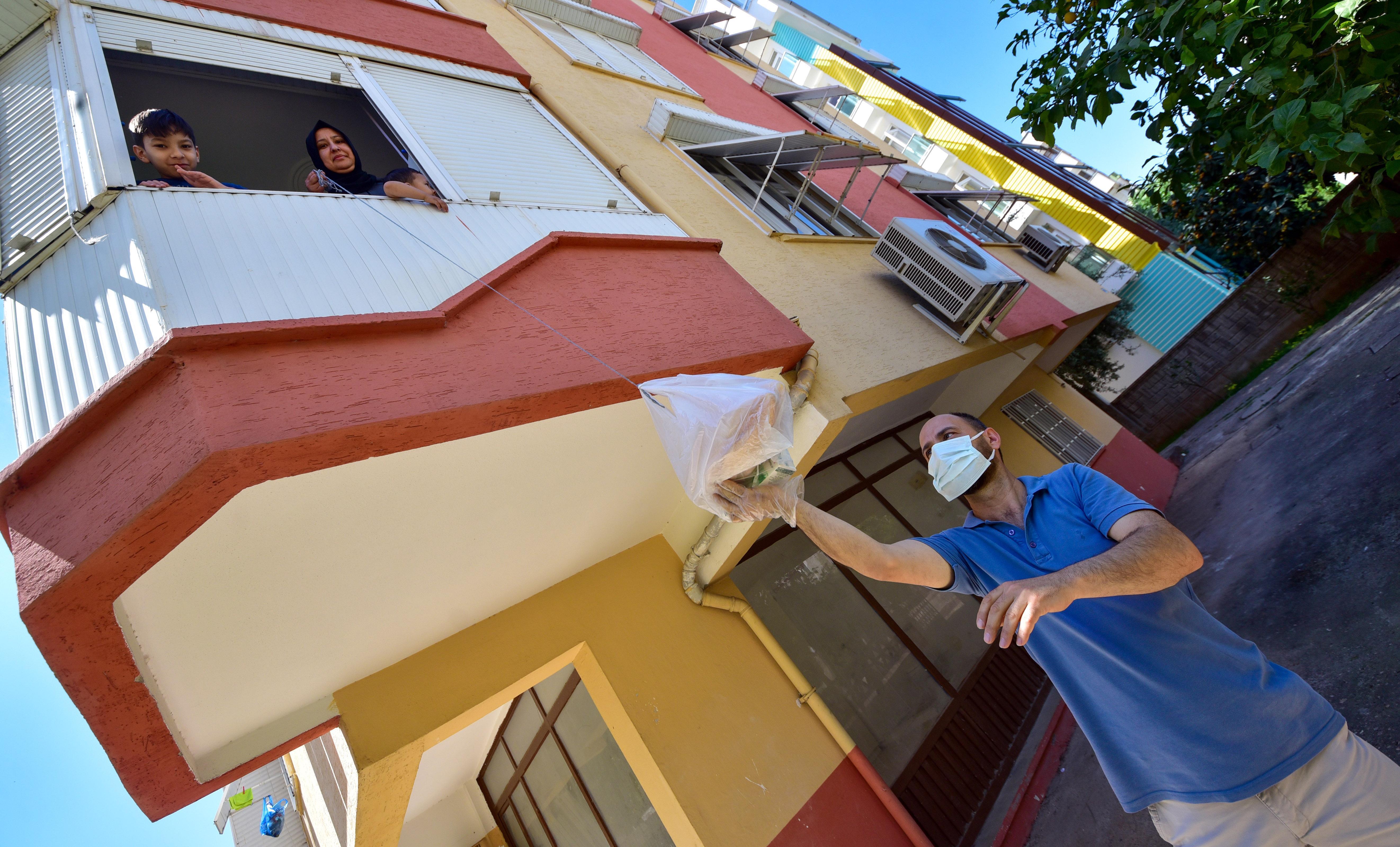1 yıldır siparişleri balkondan sarkıtılan sepete dolduruyor