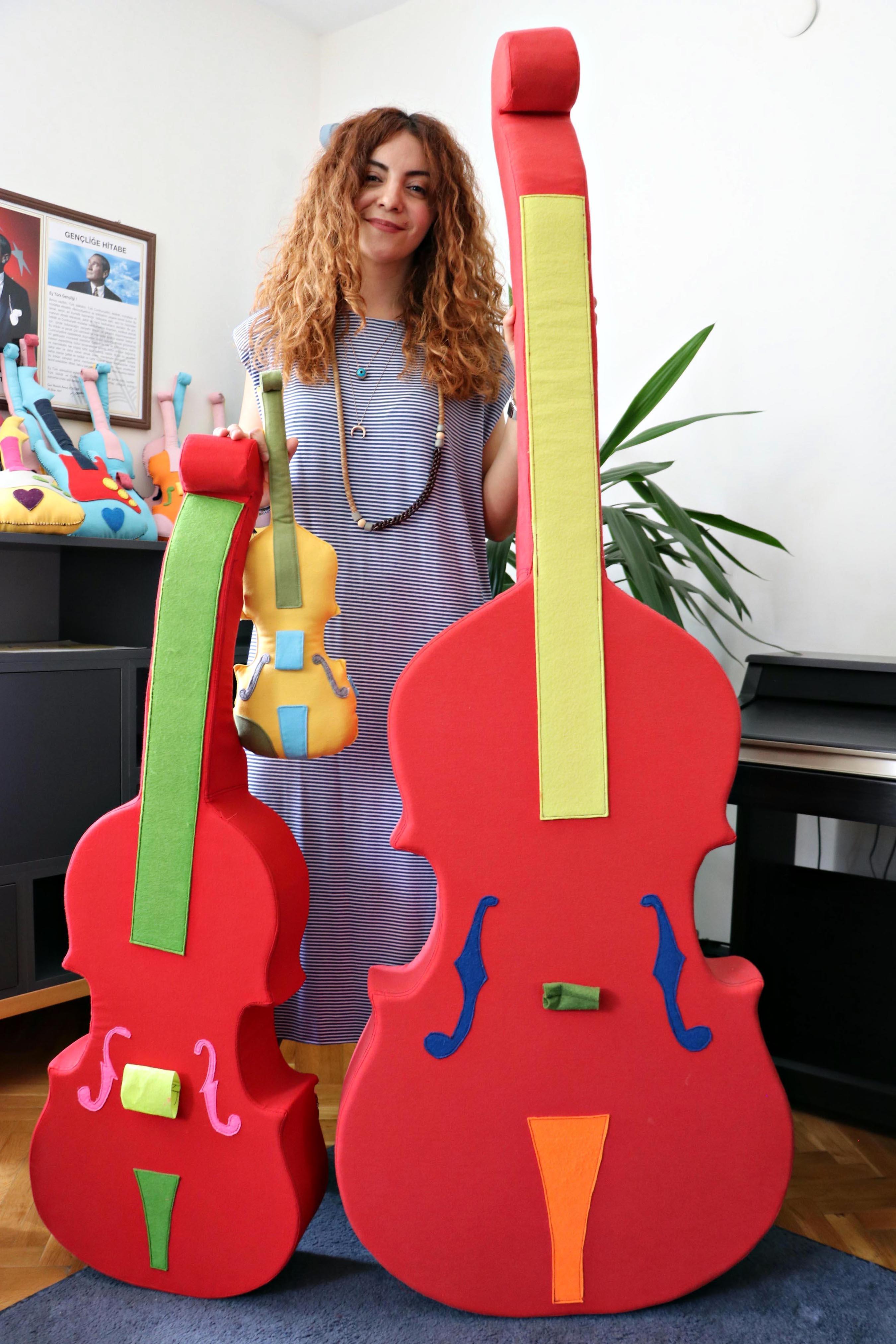 Çocuklara pelüş enstrümanlarla müzik eğitimi