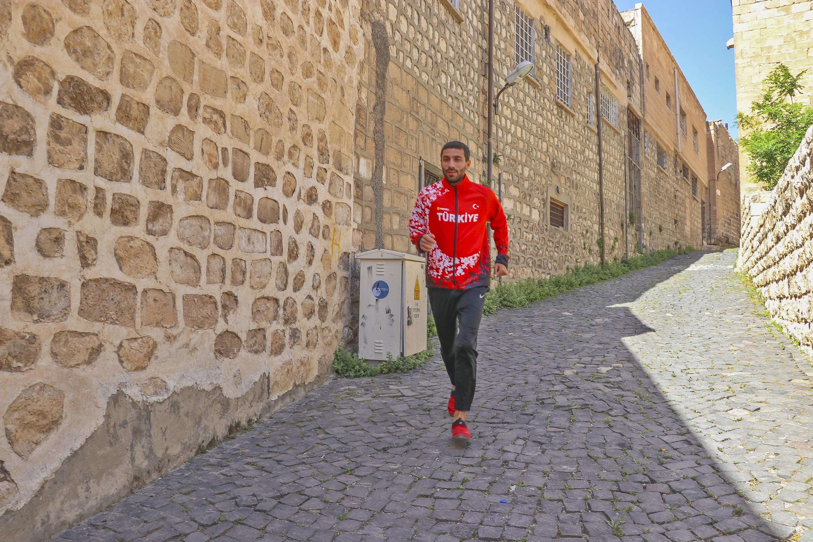 Madalyalı maratoncu Mardinin merdivenli sokaklarında antrenman yapıyor