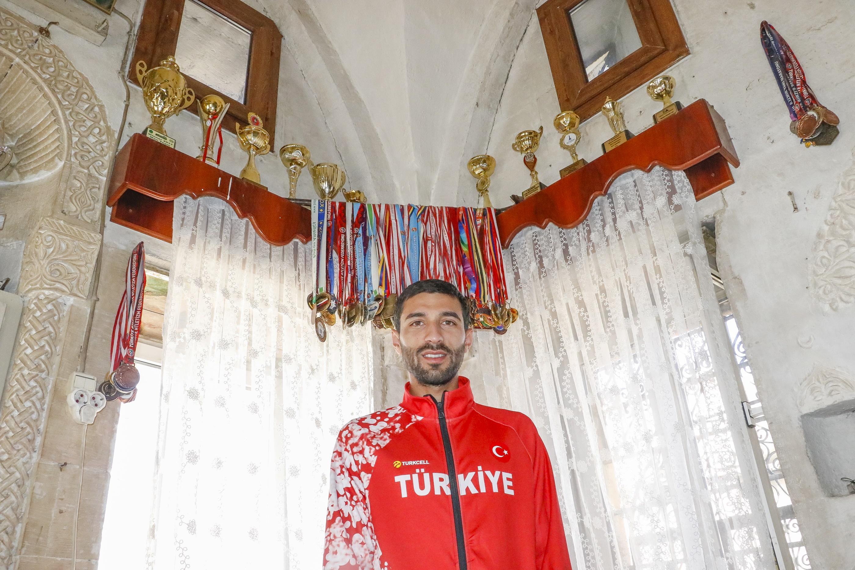 Madalyalı maratoncu Mardinin merdivenli sokaklarında antrenman yapıyor