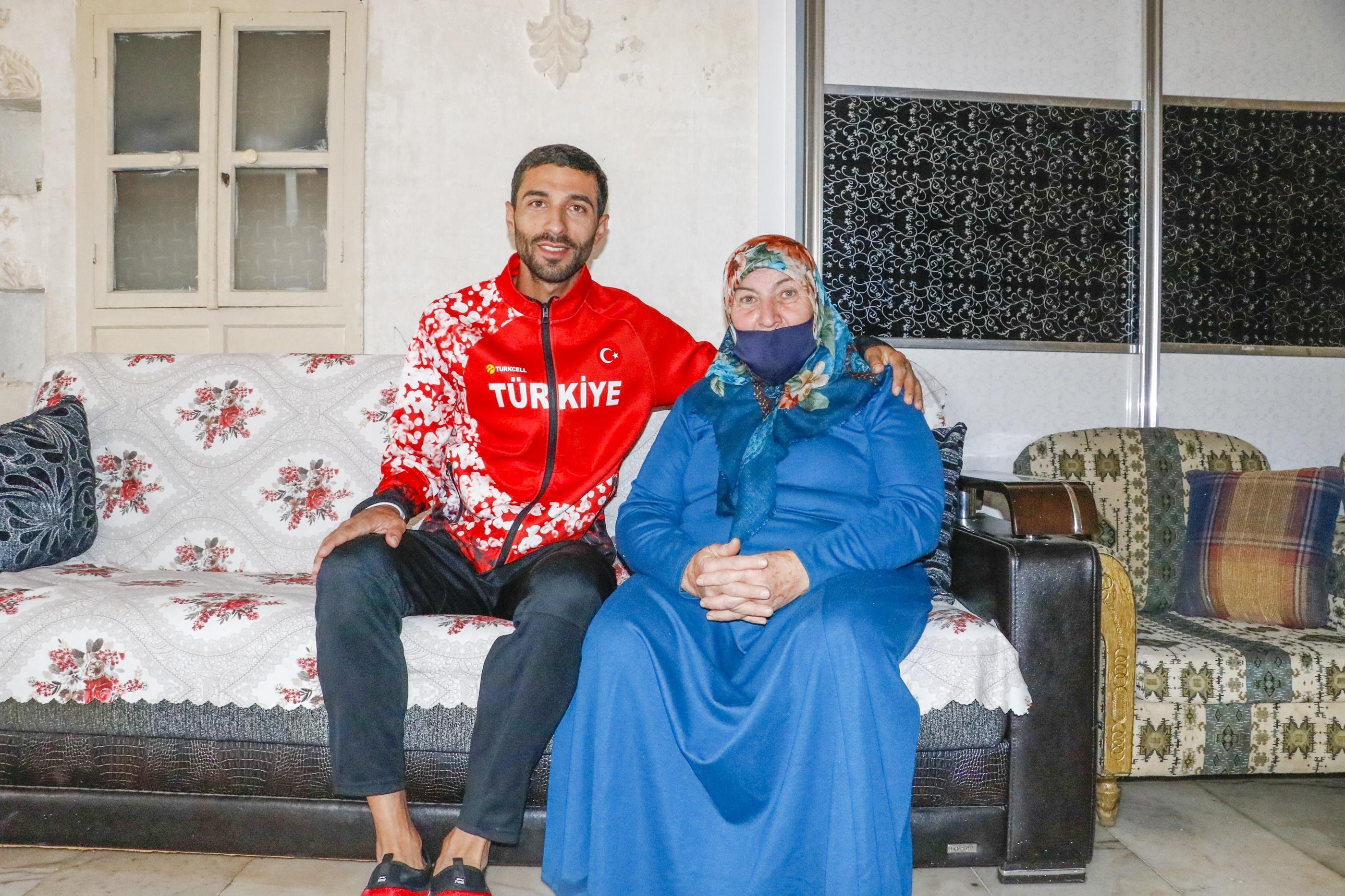 Madalyalı maratoncu Mardinin merdivenli sokaklarında antrenman yapıyor