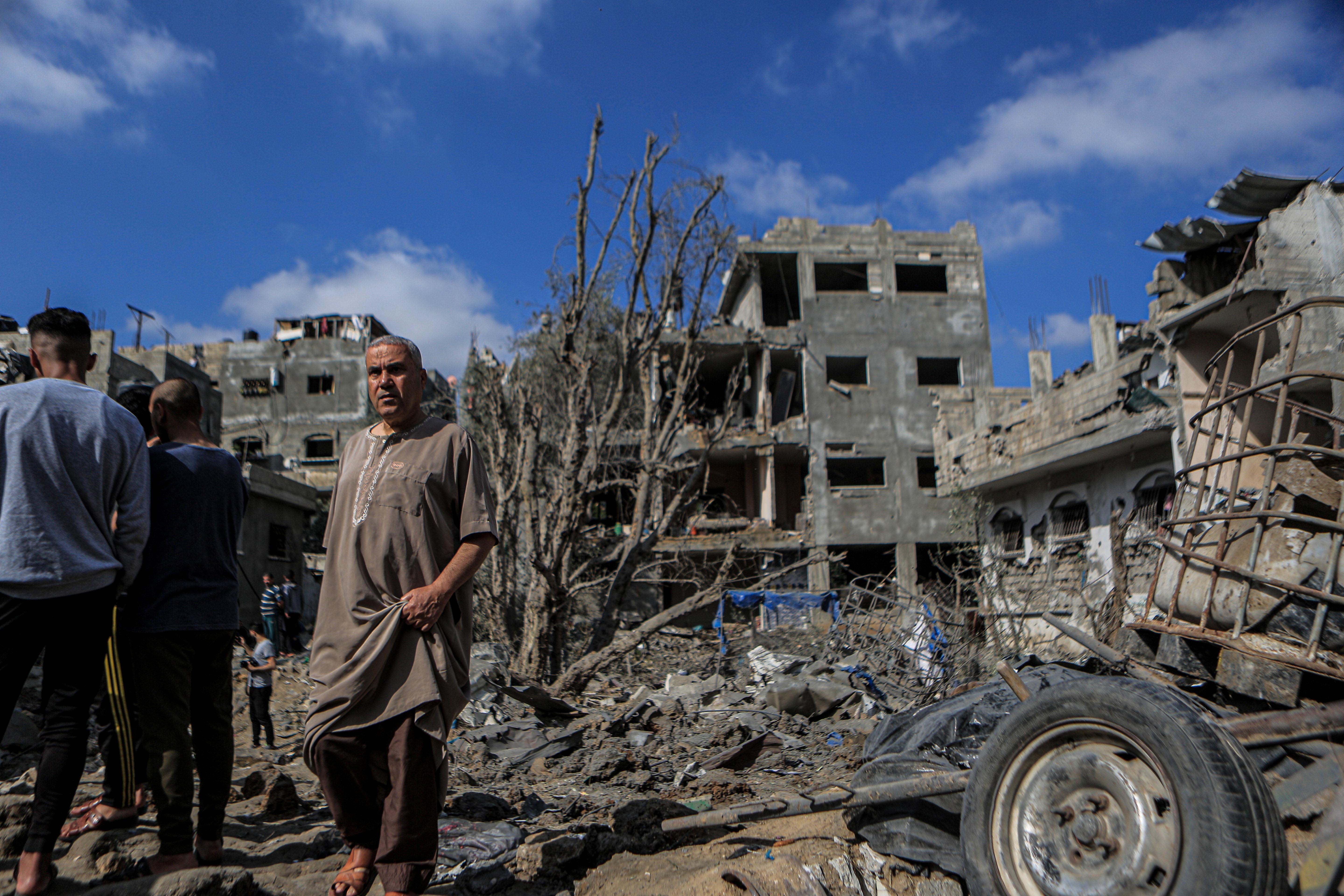 Filistin halkının, bombalanan evlerinin enkazı üzerinde durduğu anlar görüntülere yansıdı