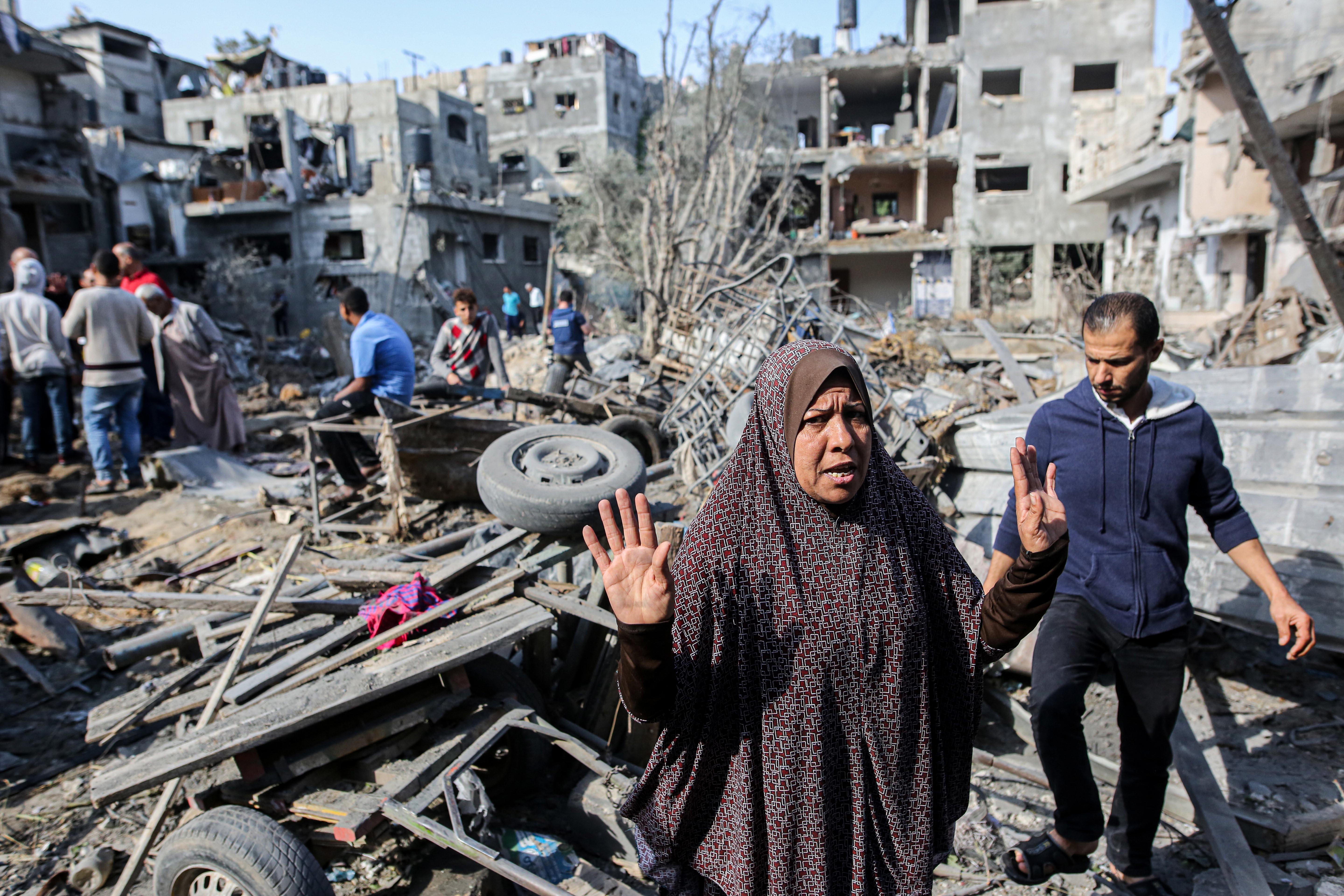Filistin halkının, bombalanan evlerinin enkazı üzerinde durduğu anlar görüntülere yansıdı