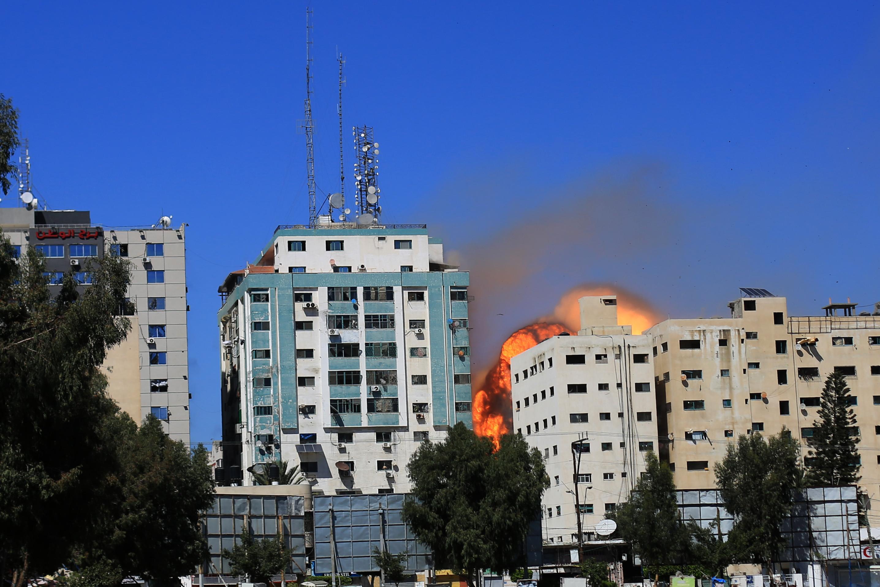 İsrail AP ve Al Jazeera ofislerinin de bulunduğu binayı vurdu