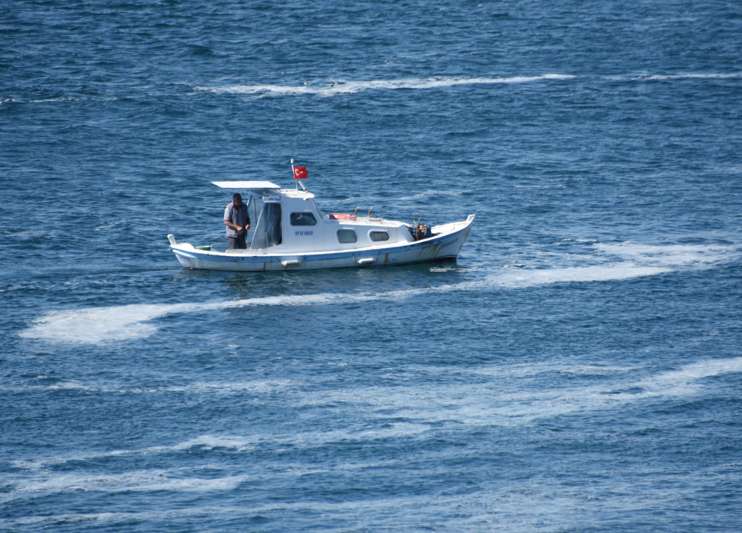 Rüzgar durdu, Çanakkale Boğazını yine deniz salyası kapladı