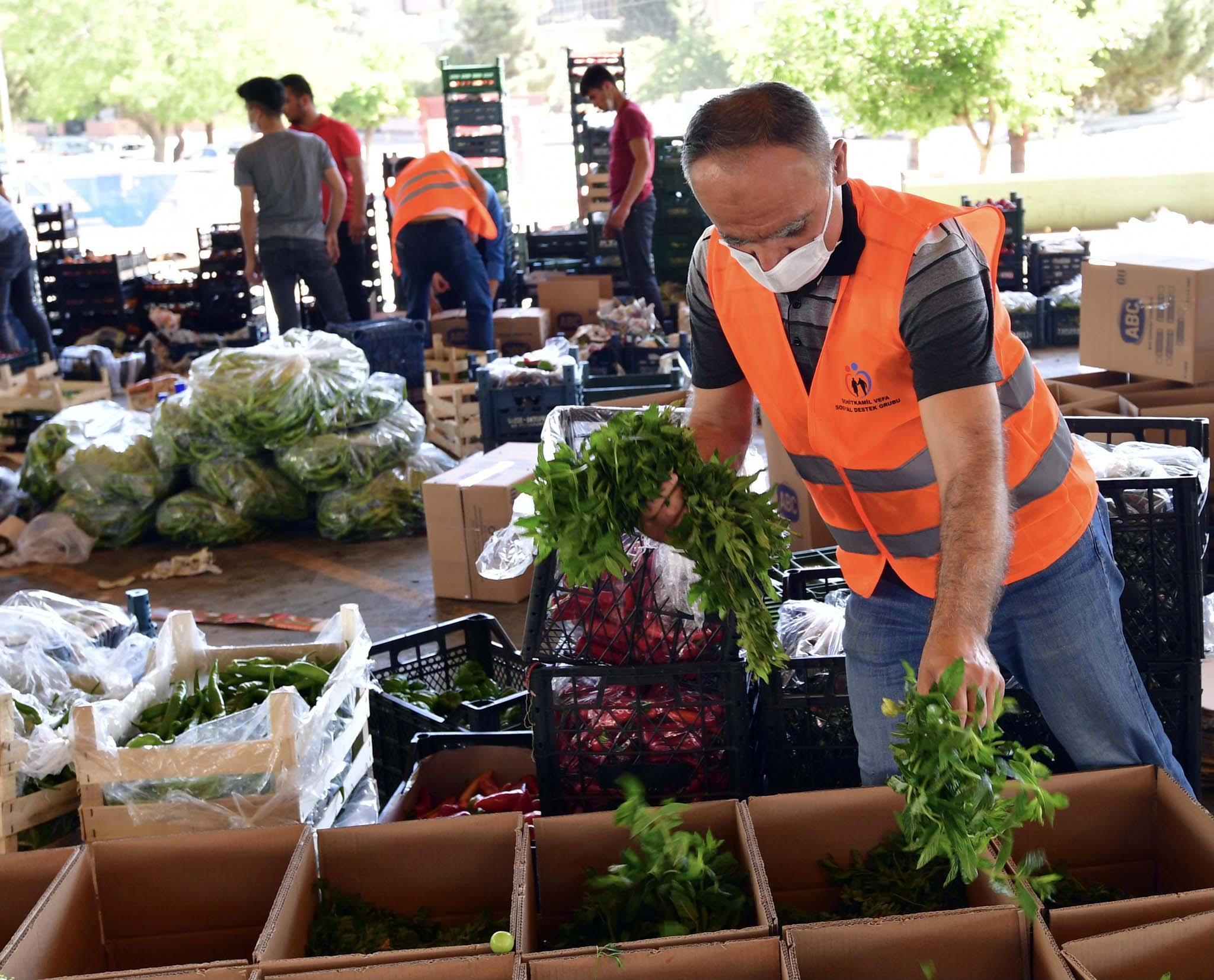 Gaziantepte pazarcılardan alınan 100 ton meyve ve sebze halka dağıtılıyor
