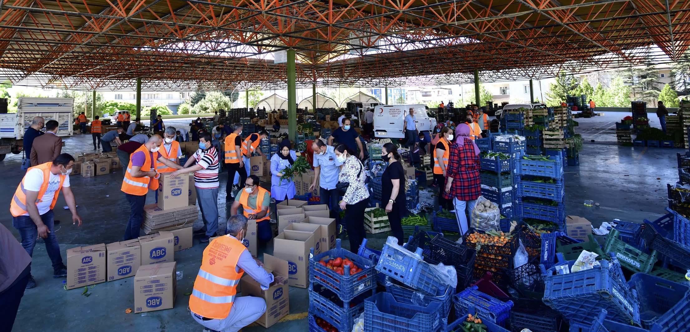 Gaziantepte pazarcılardan alınan 100 ton meyve ve sebze halka dağıtılıyor
