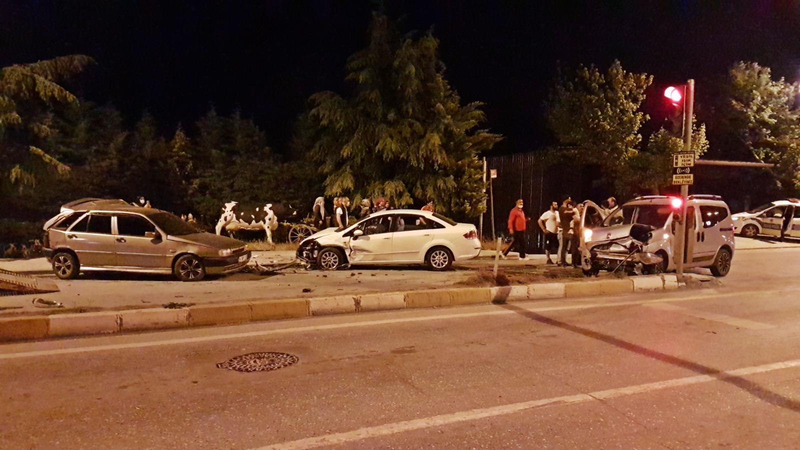 Sapanca’da kavşakta zincirleme kaza: 5 yaralı