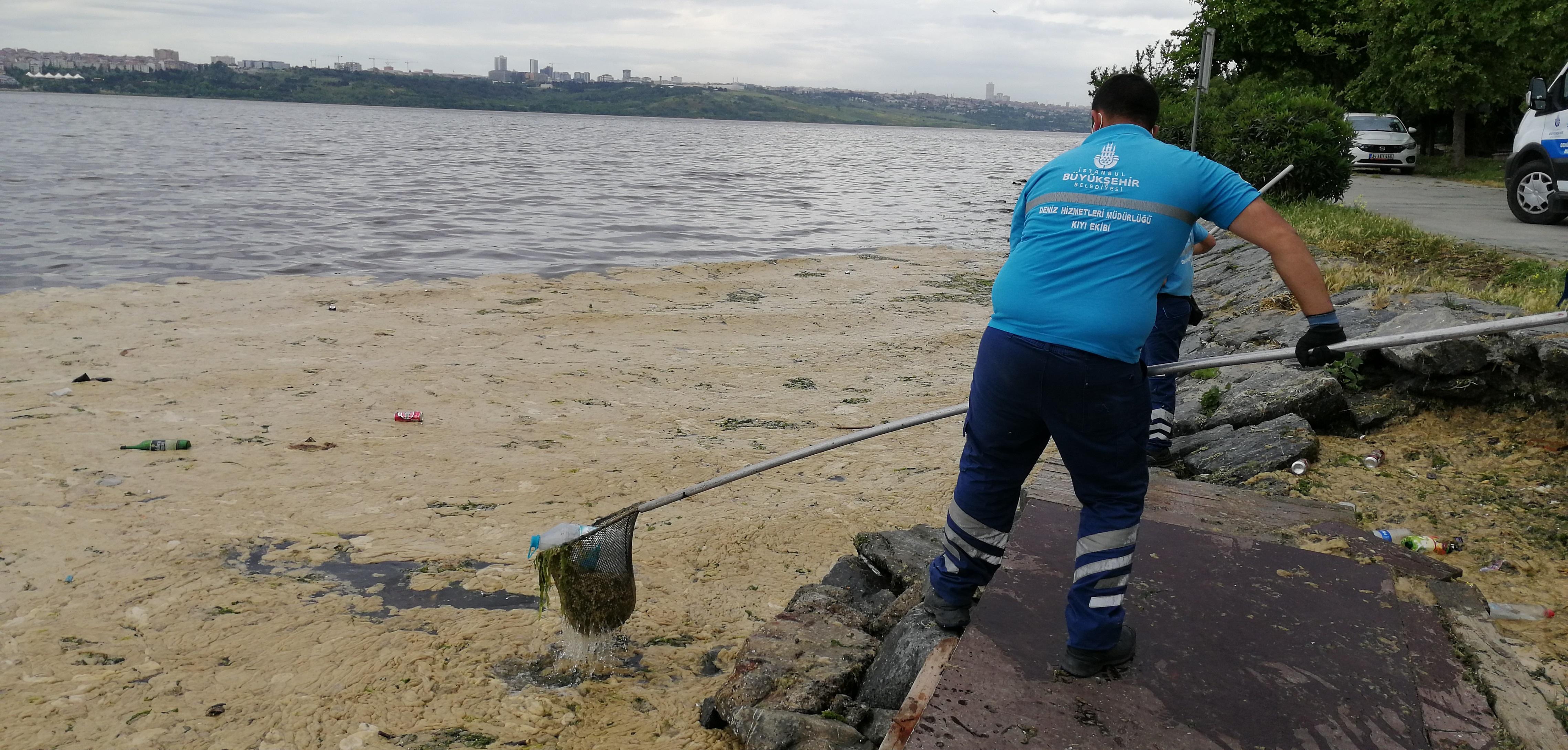 Küçükçekmece Gölündeki deniz salyası temizleniyor