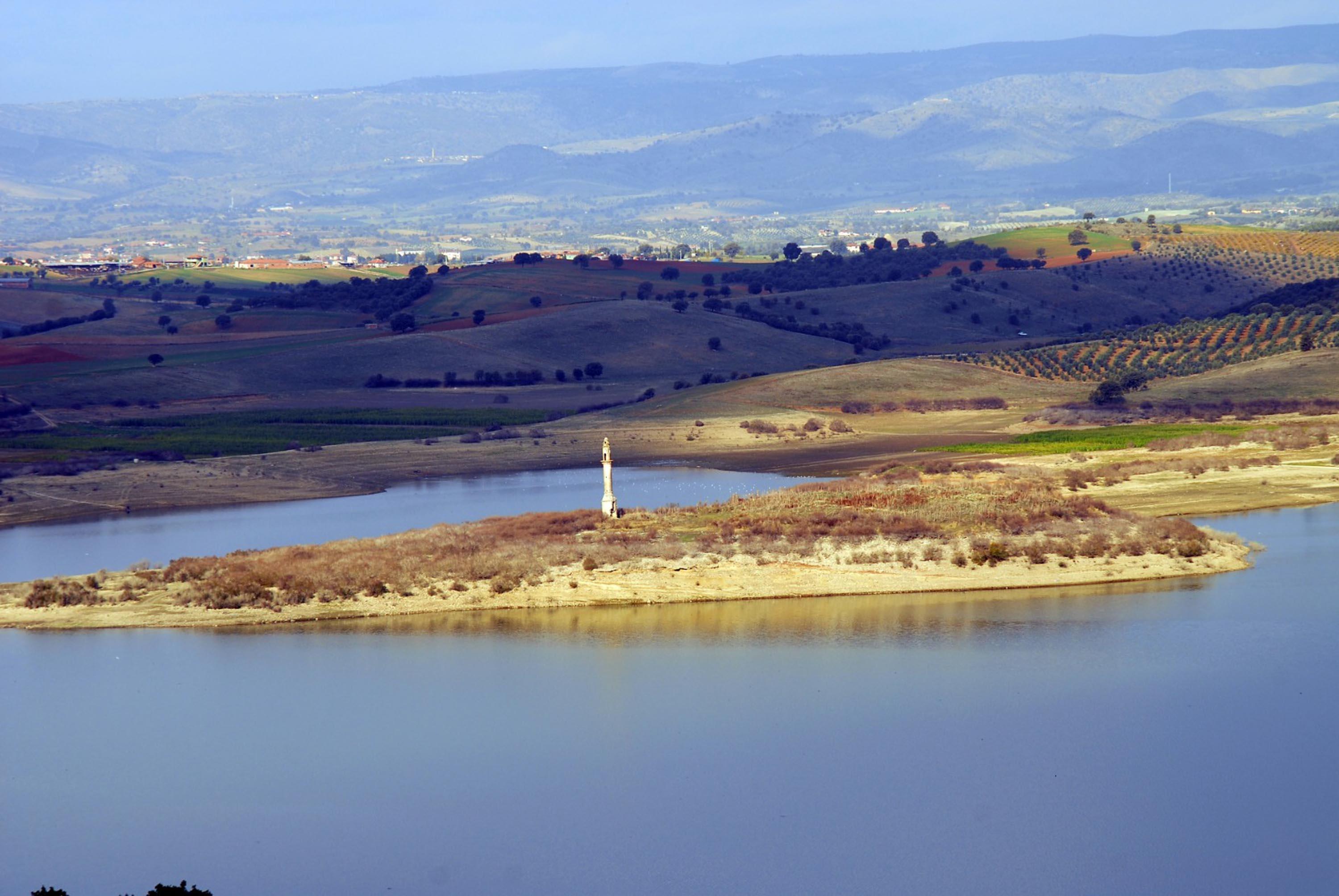 Demirköprü Barajında sular çekildi 95 yılık caminin minaresi göründü