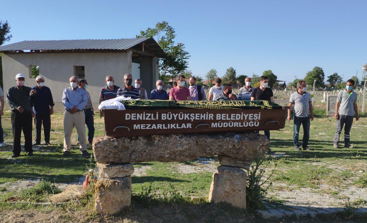 Başına poşet geçirip boğduğu kızının yanında yatmış