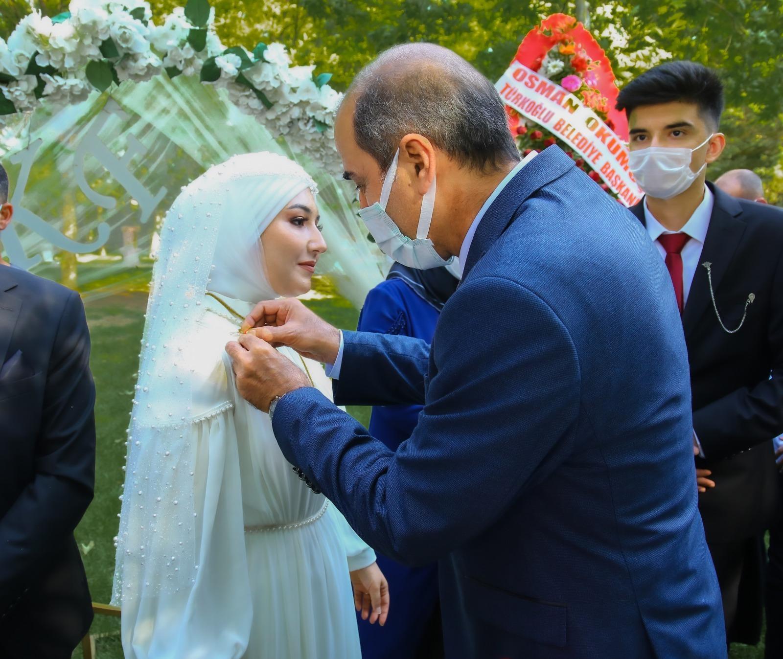 Şehit kızı, nikah masasına emniyet müdürünün kolunda gitti