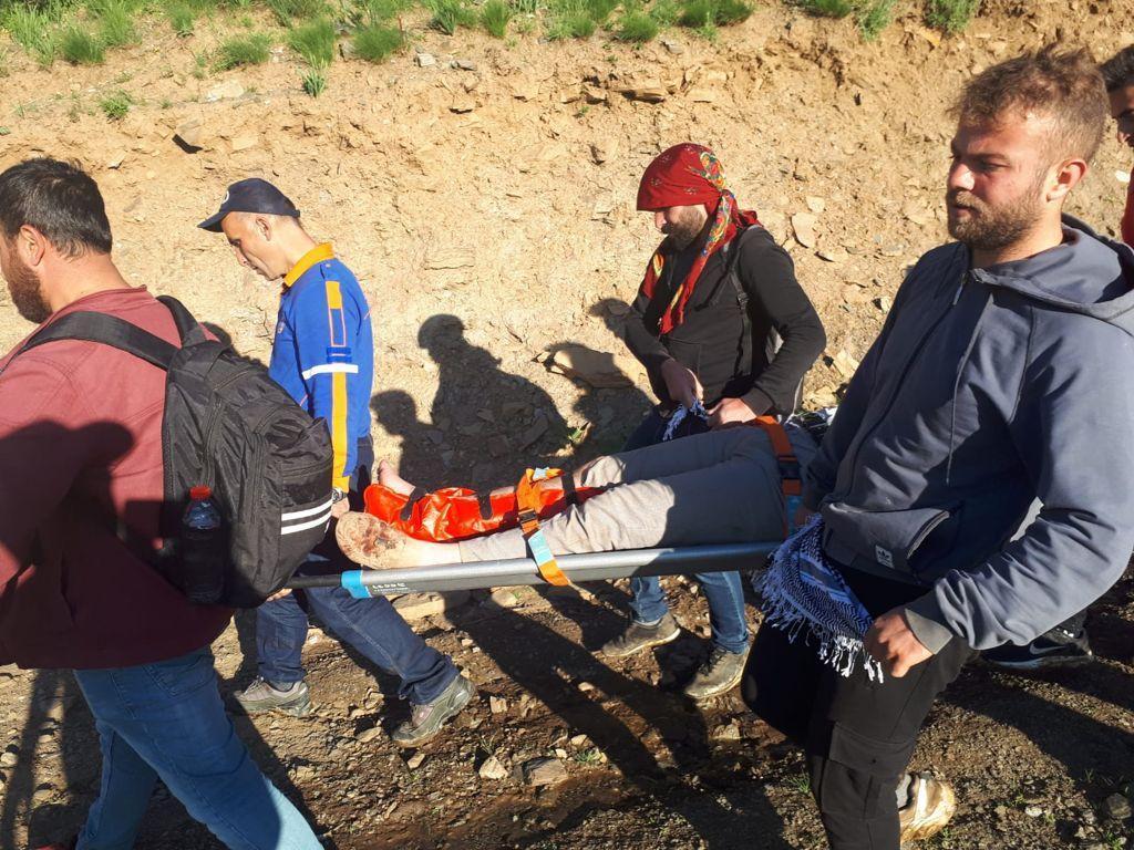 Mantar toplarken kayalıktan düşüp ayağını kırdı, ekipler seferber oldu