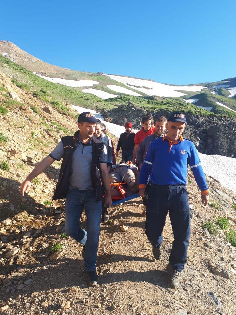 Mantar toplarken kayalıktan düşüp ayağını kırdı, ekipler seferber oldu