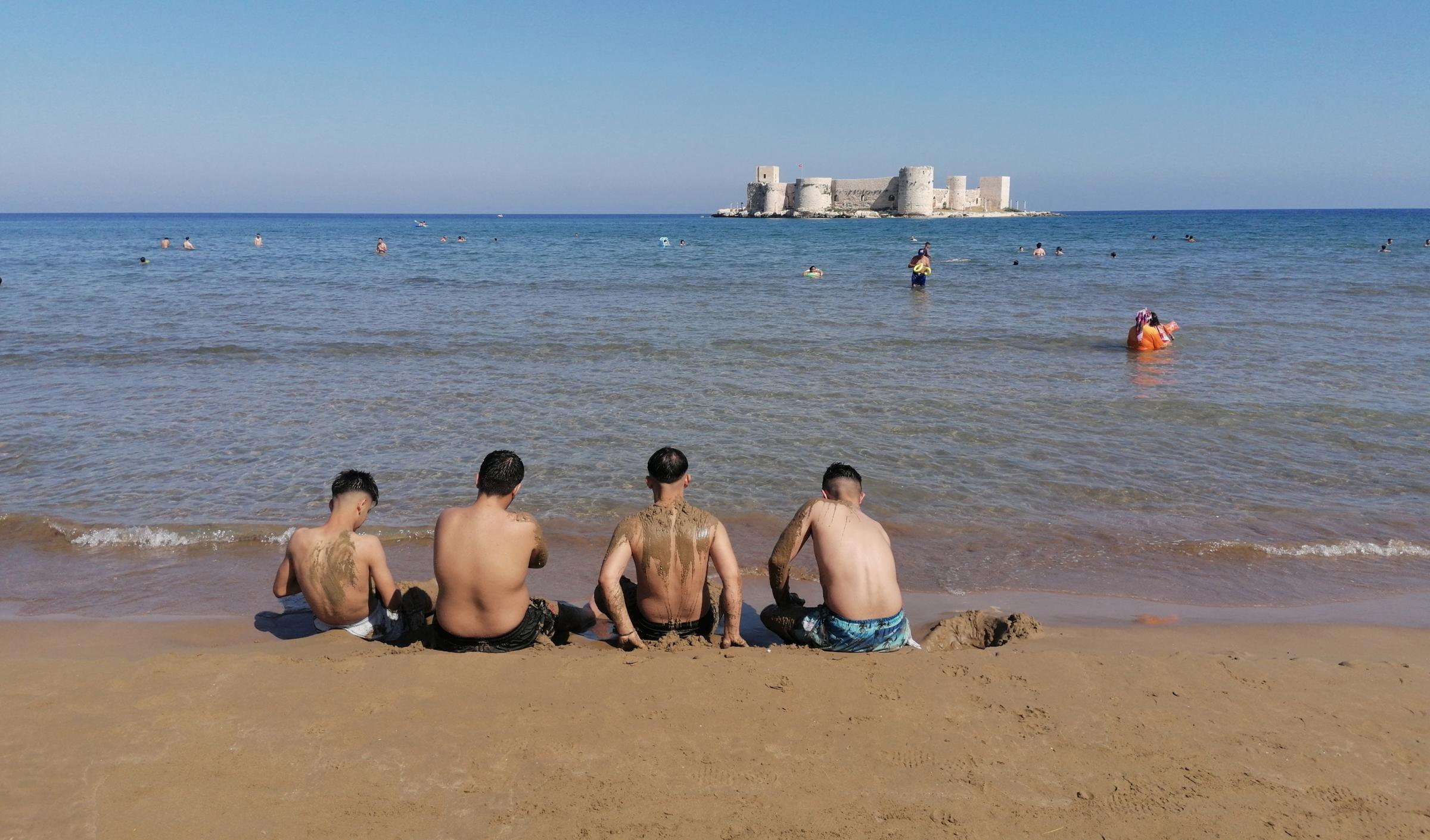 Mersinde plajlar ve sahiller doldu