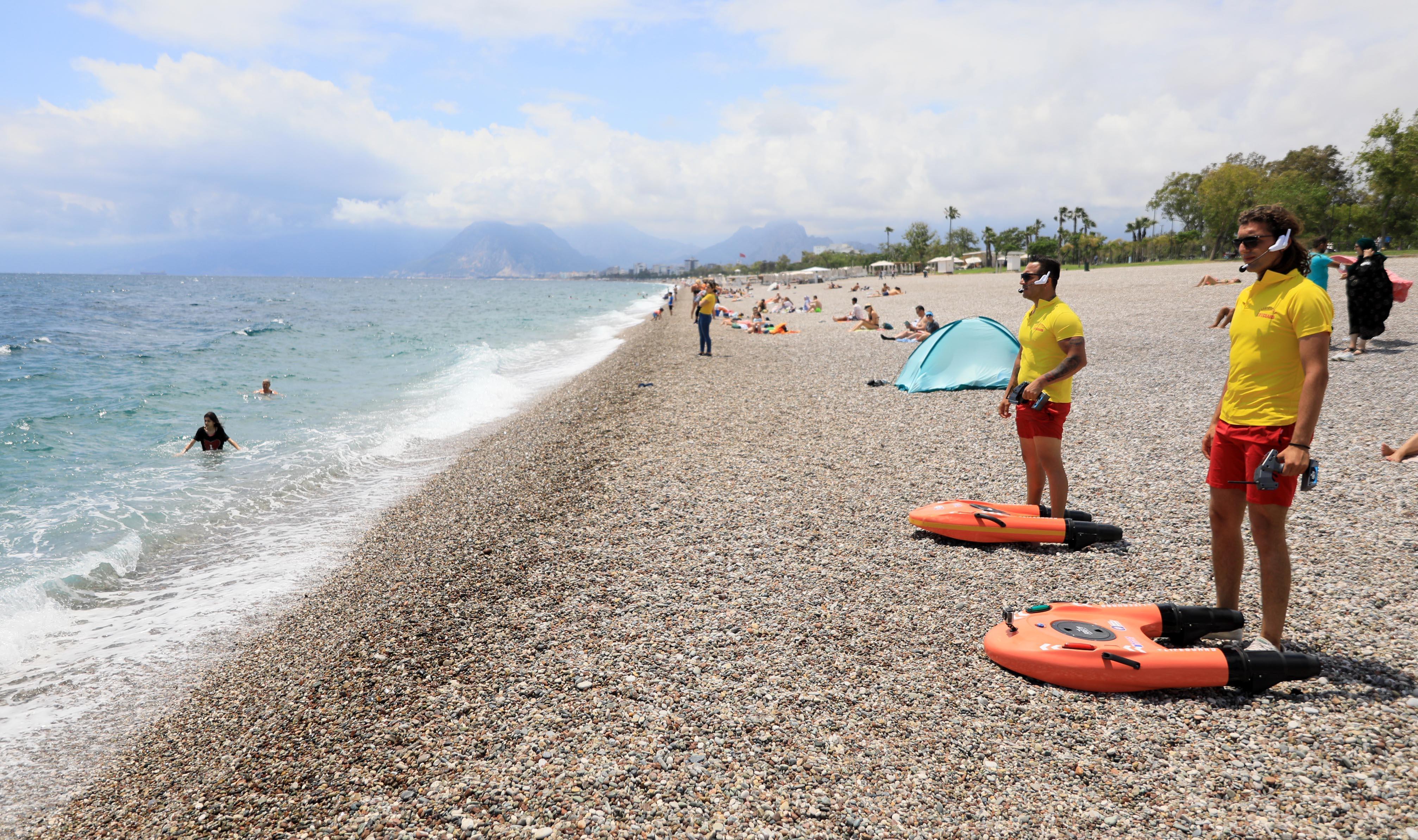 Cankurtaran robot Fasty sahilde görevde