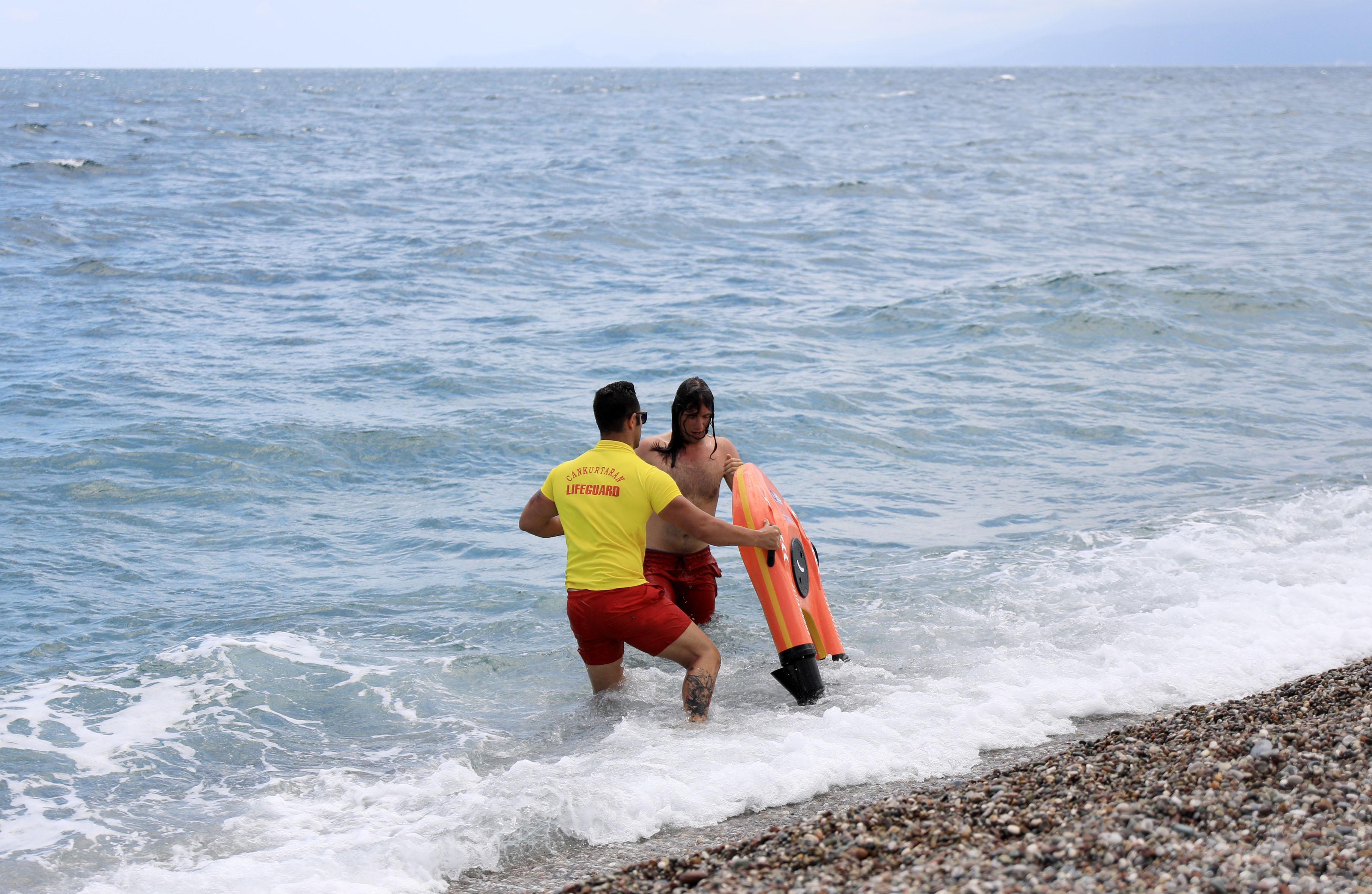 Cankurtaran robot Fasty sahilde görevde