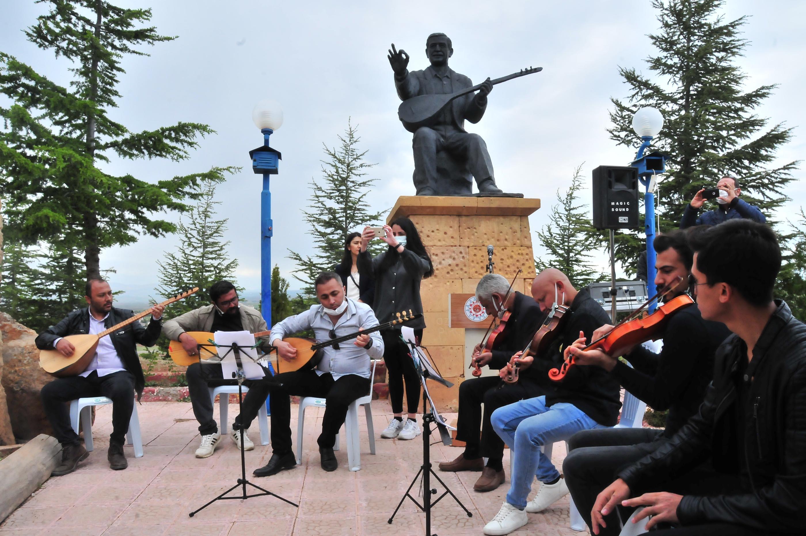 Aşık Mahzuni Şerif, mezarı başında anıldı