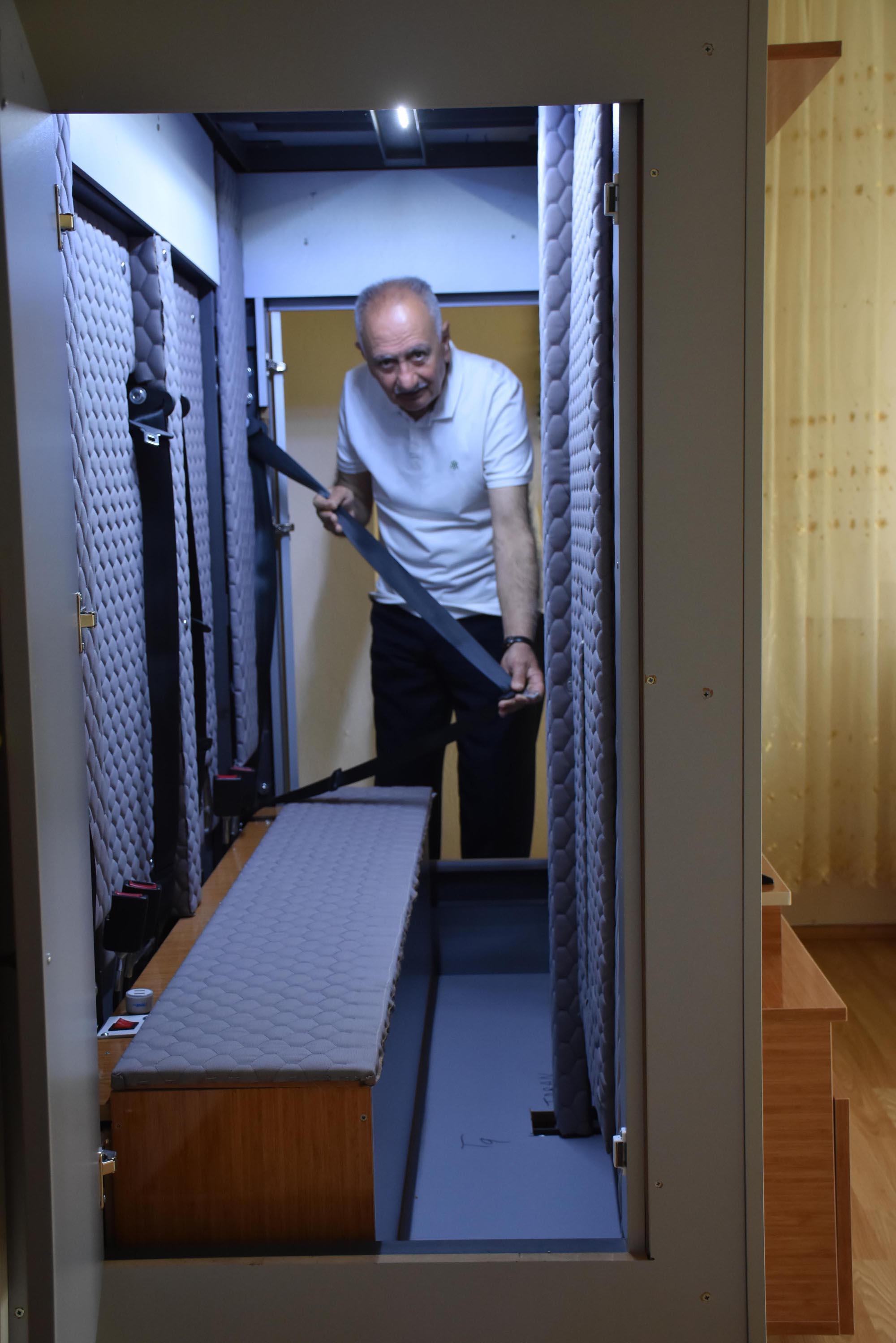 Deprem korkusuyla sığınak gibi kabin üretti