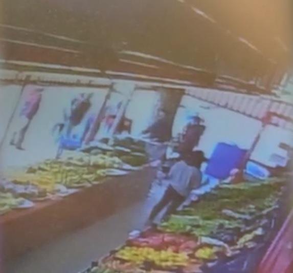 Maske uyarısı yapan market çalışanının burnunu kırdı