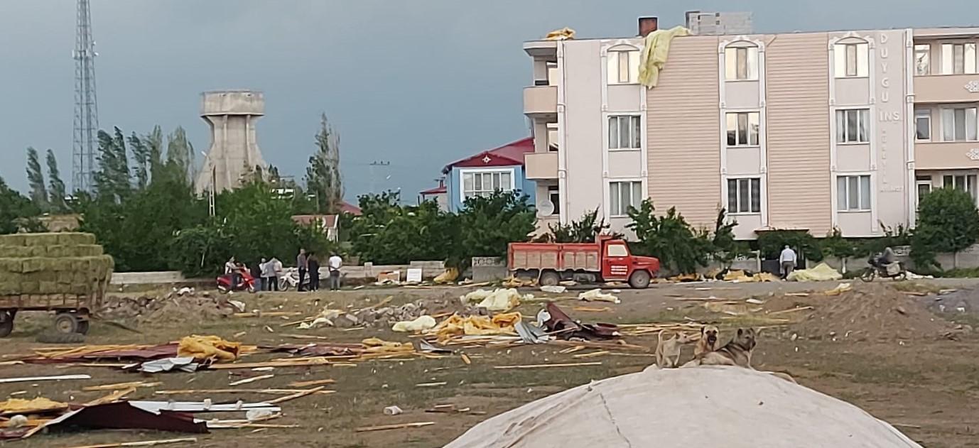 Iğdırda saatteki hızı 90 kilometreye ulaşan rüzgar çatıları uçurdu