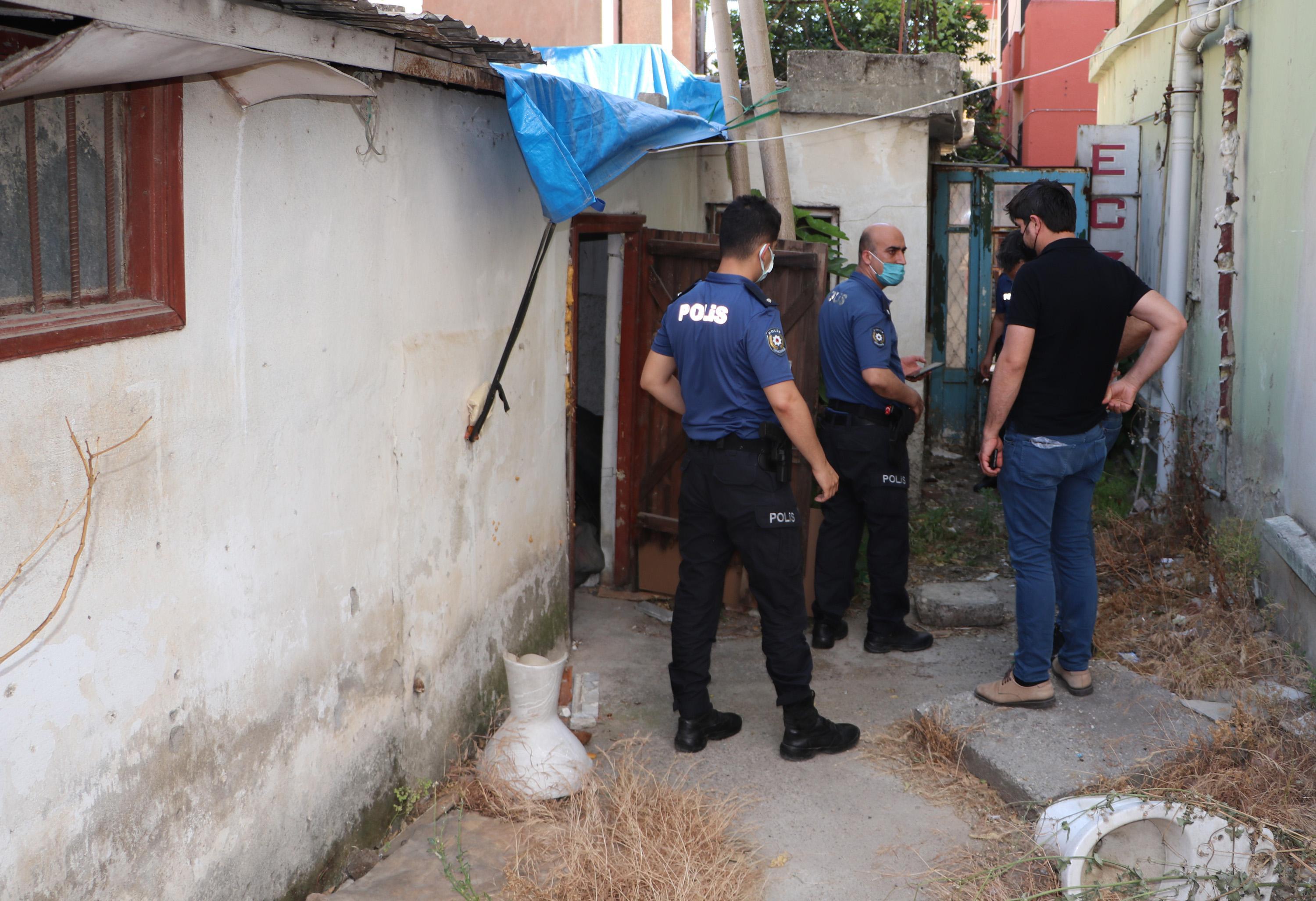 Yalnız yaşadığı evinde komşuları ölü buldu