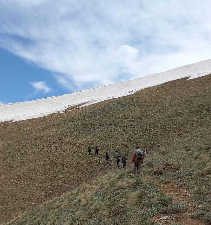 Huzura dikkat çekip, Şeytan Dağına yürüdüler