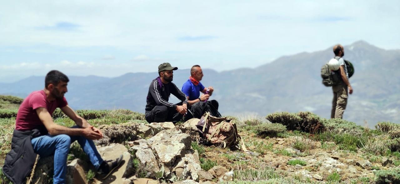 Huzura dikkat çekip, Şeytan Dağına yürüdüler