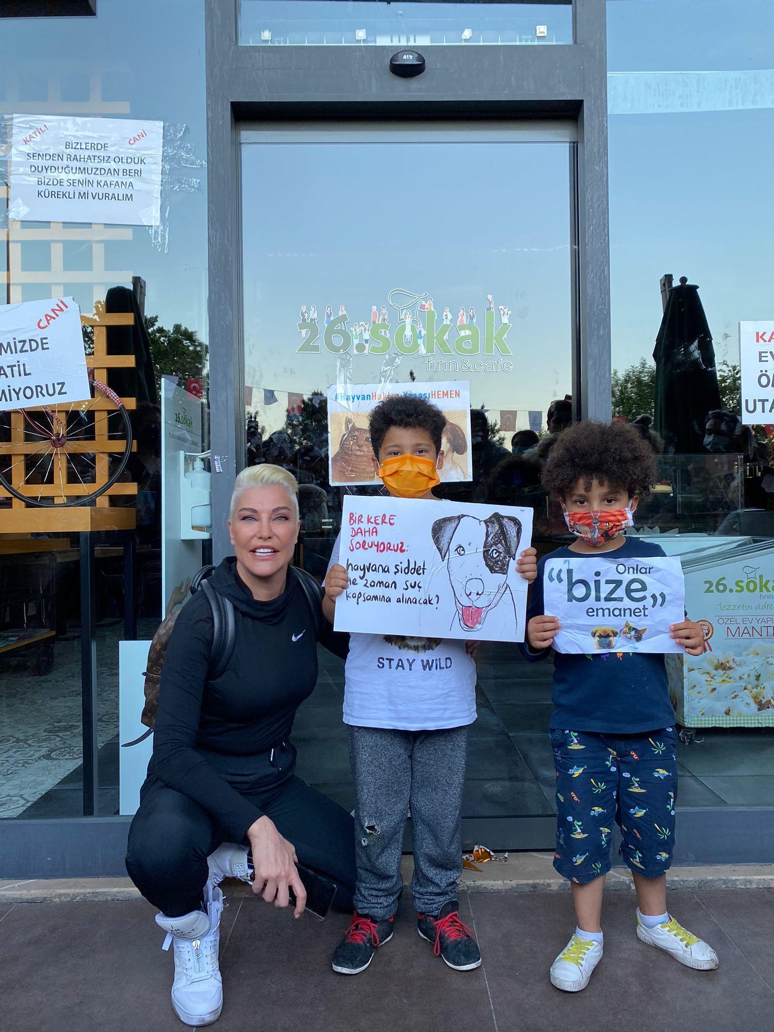 Bahçeşehir de kürekle öldürülen kedi yavruları için eylem